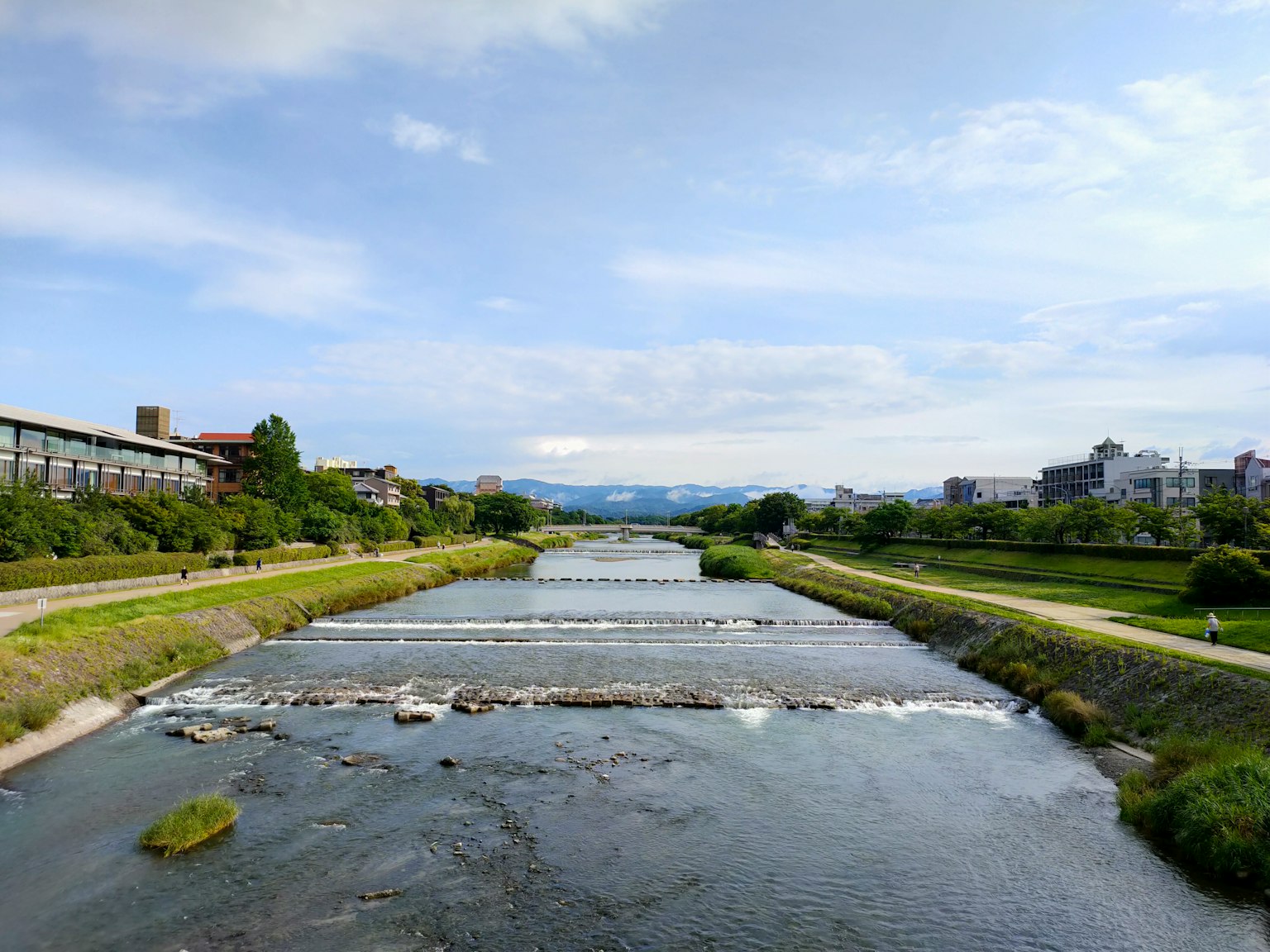 美しい川と緑の風景が広がる風景