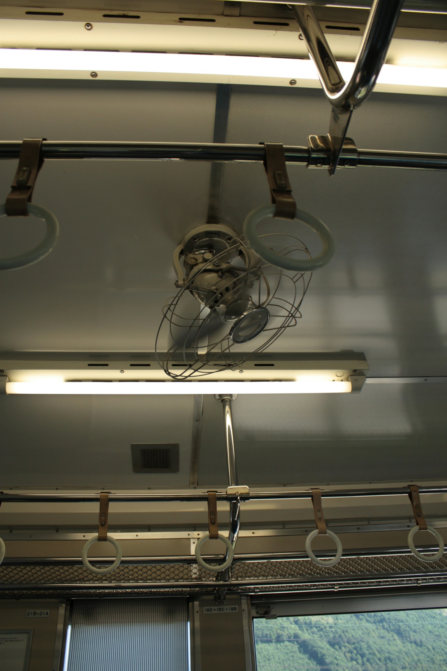 Deckenventilator und Lichter in einem Zugabteil