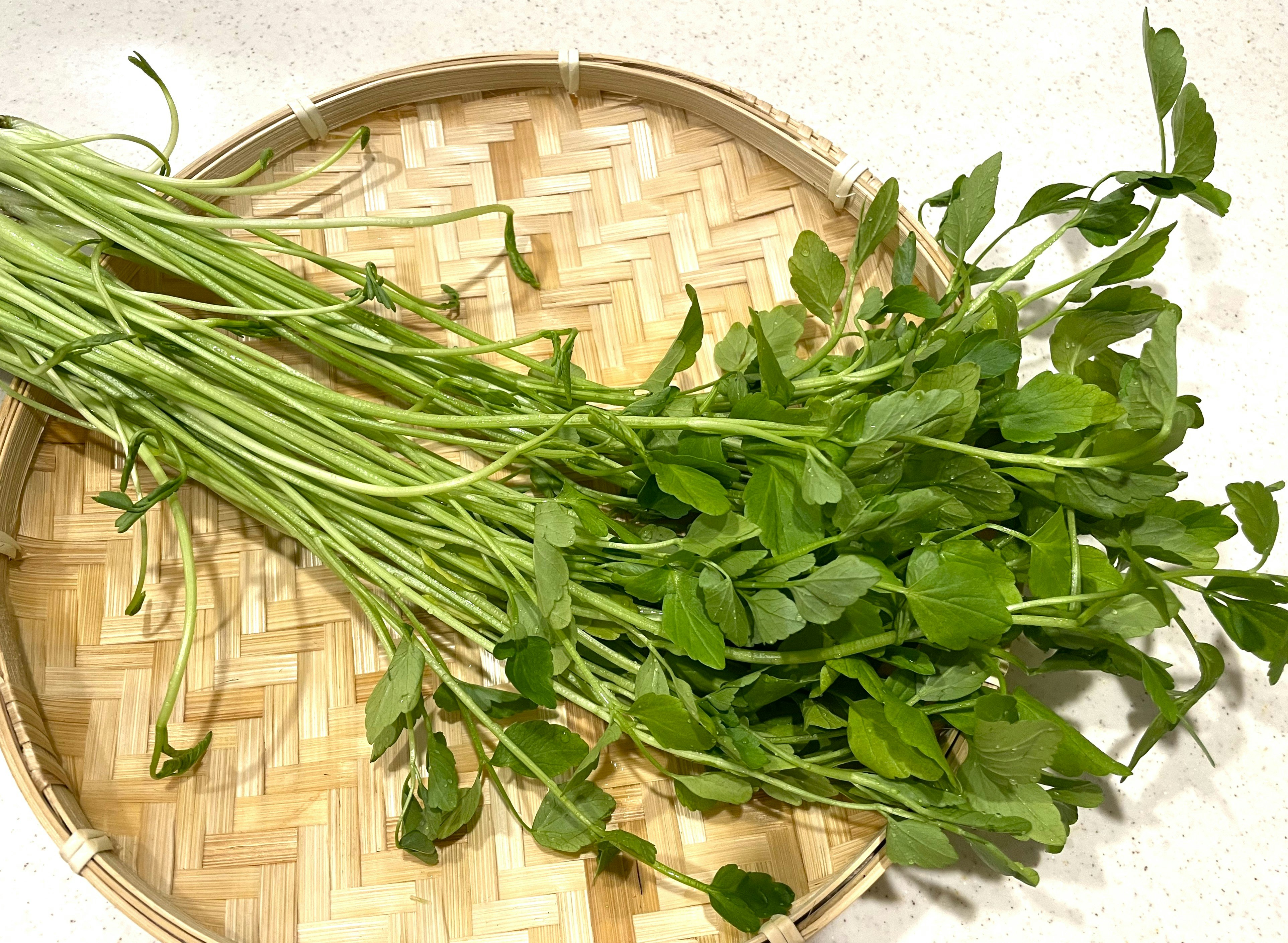 feuilles de légumes fraîches dans un panier en bambou