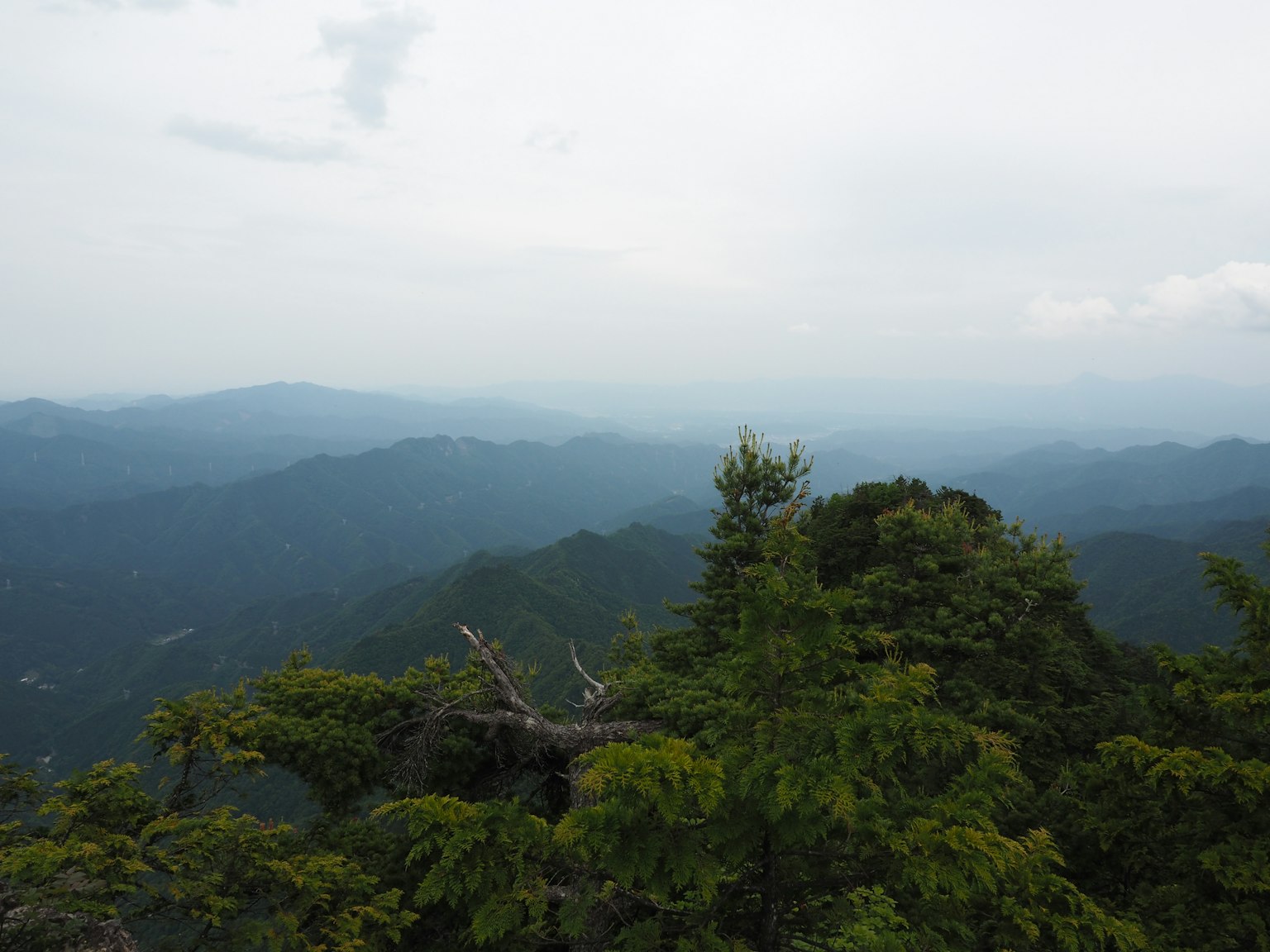 Panoramablick auf blaue Berge und Wolken mit leicht nebligem Himmel