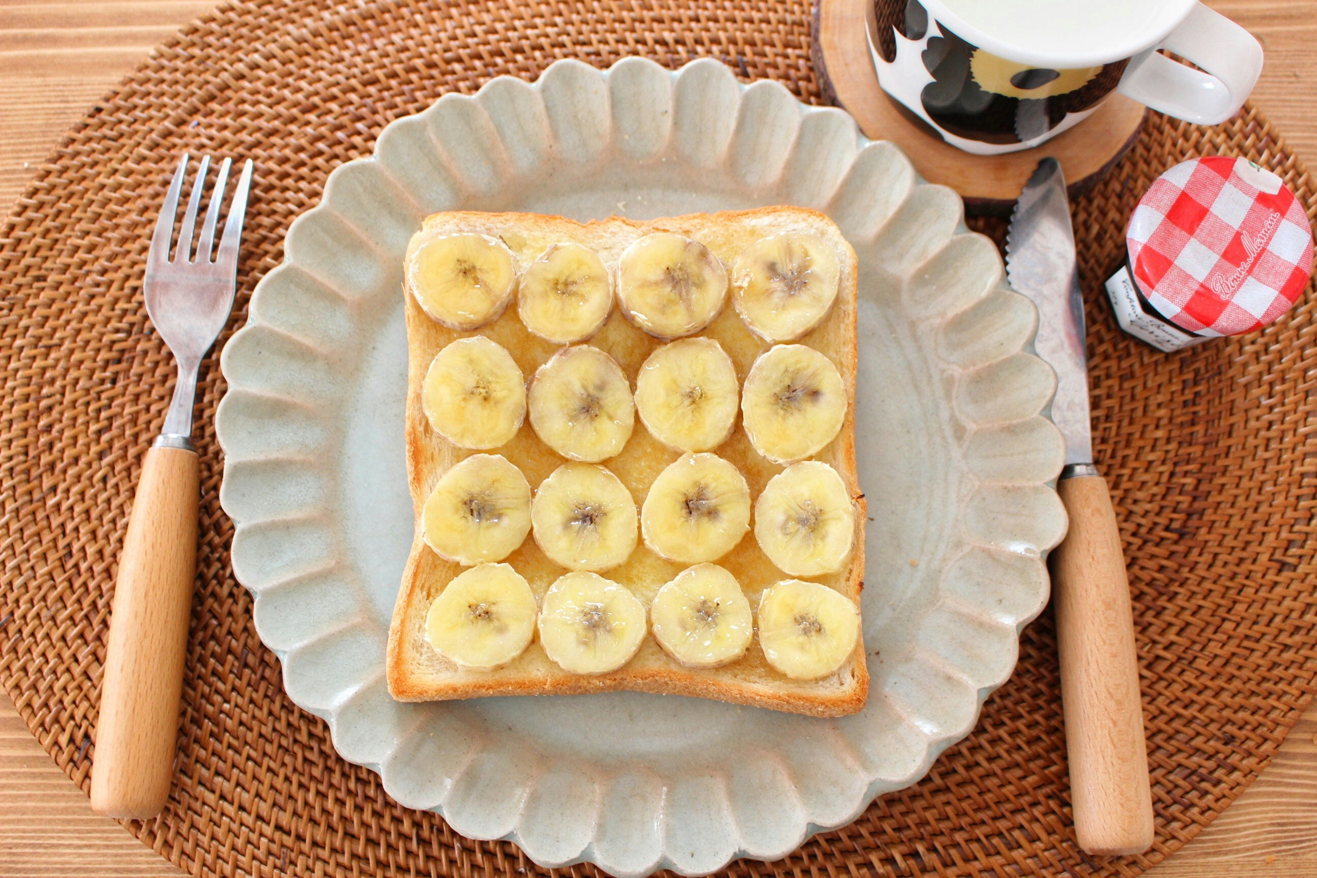 đĩa bữa sáng với chuối lát