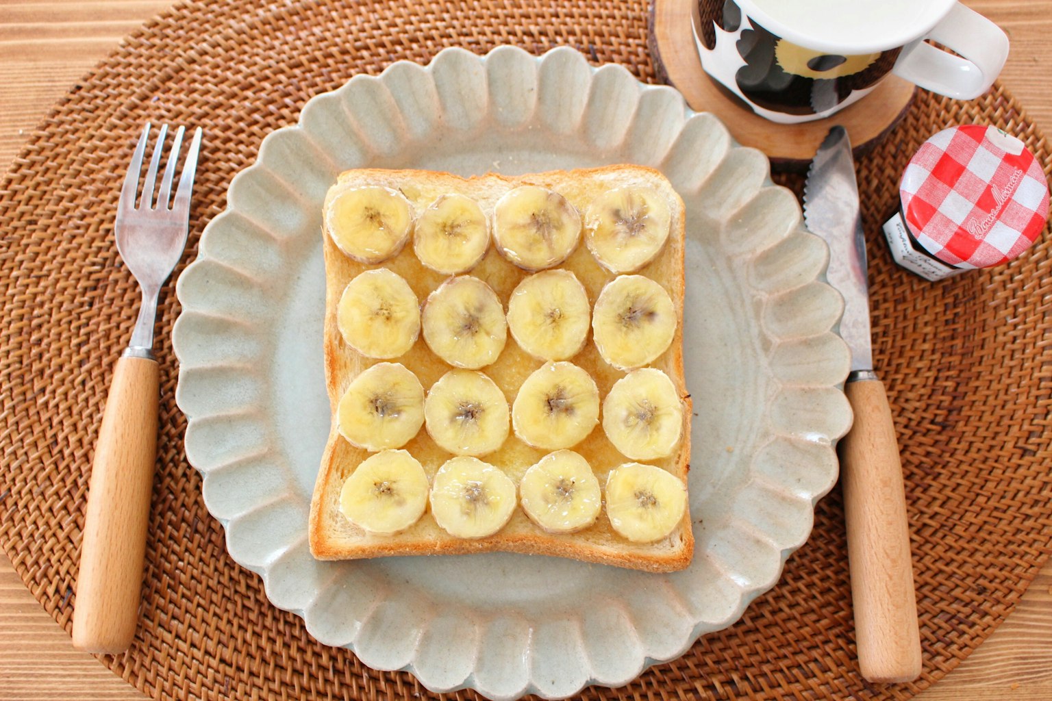 Đĩa ăn sáng với những lát chuối được xếp trên bánh mì nướng