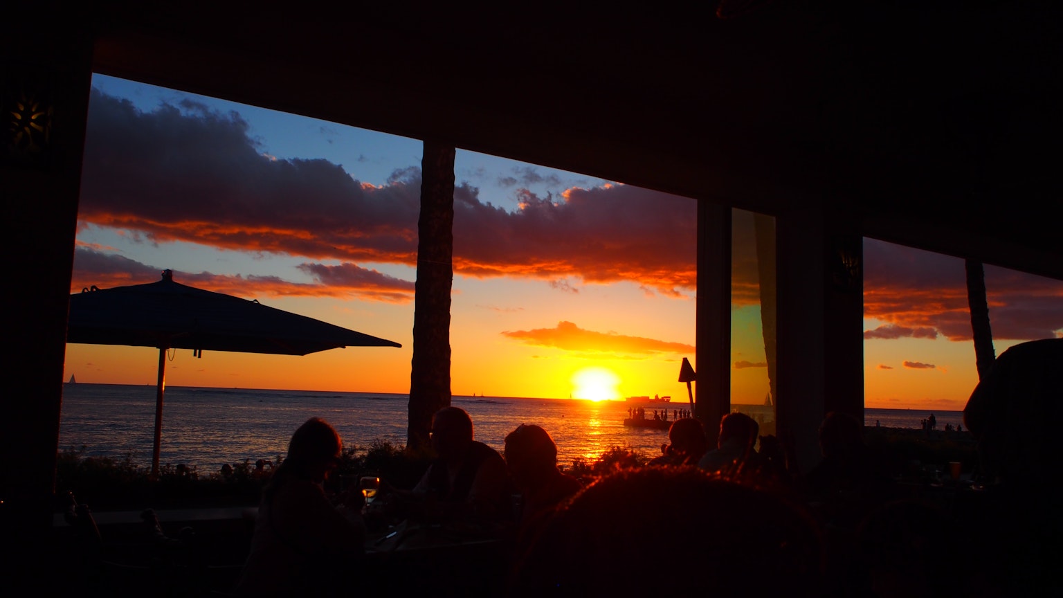 Interno di ristorante con una vista mozzafiato sul tramonto sull'oceano