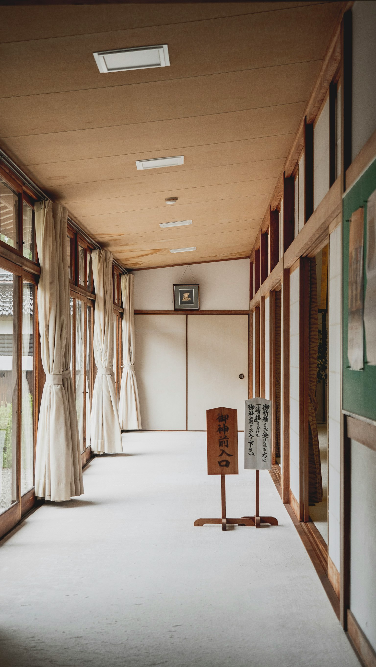 Japanischer Flur mit Fenstern und Vorhängen, weißem Teppichboden
