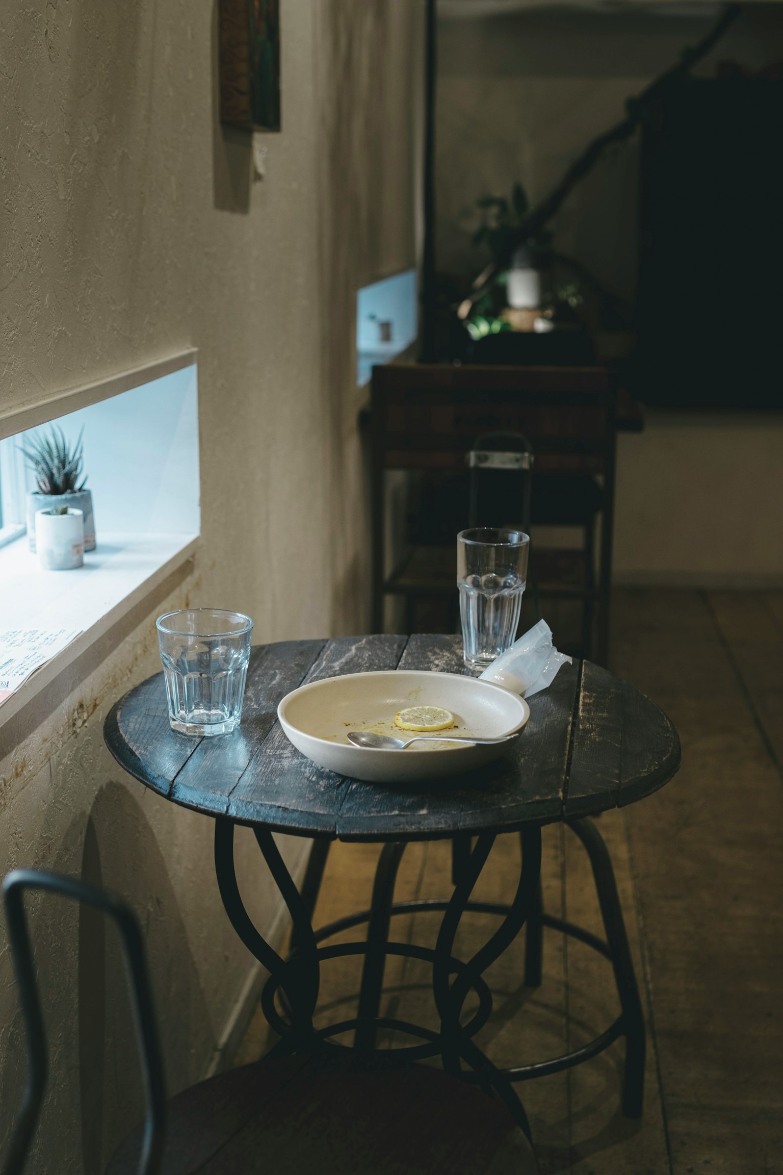 Una semplice scena di caffè con un piatto e bicchieri d'acqua su un tavolo