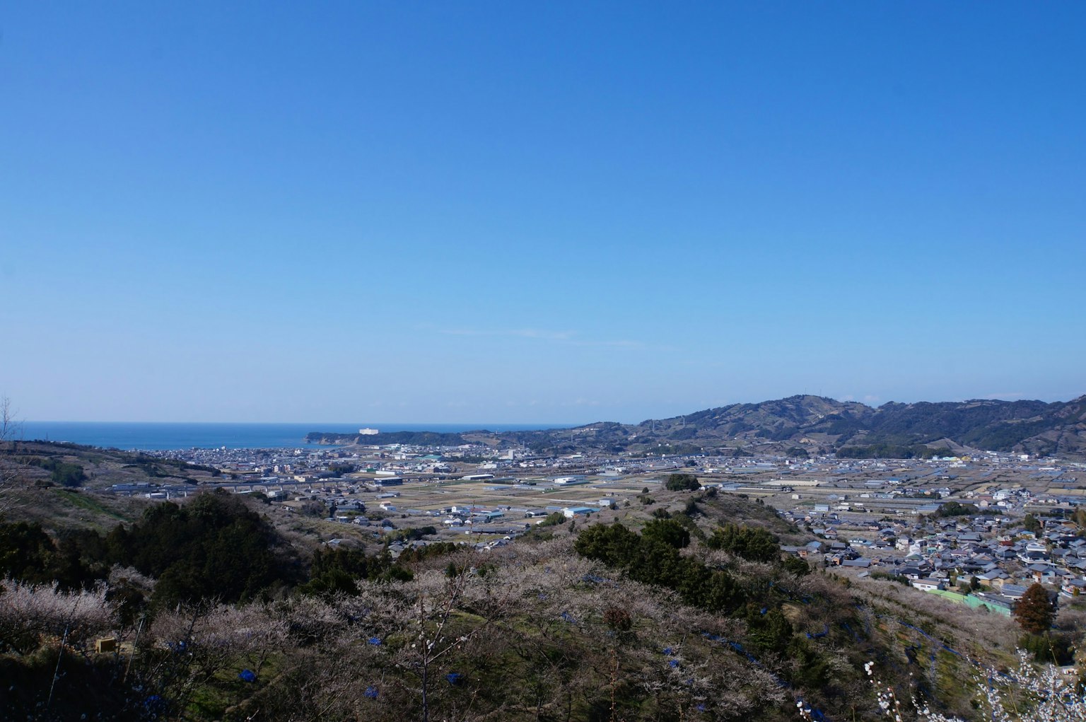 Vue panoramique de la mer et des montagnes sous un ciel bleu clair
