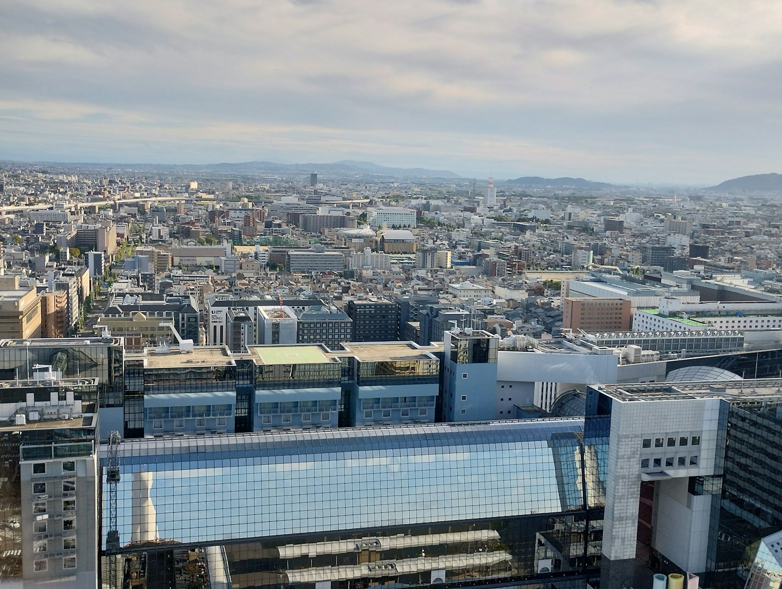 京都的全景视图，展示现代建筑和城市景观