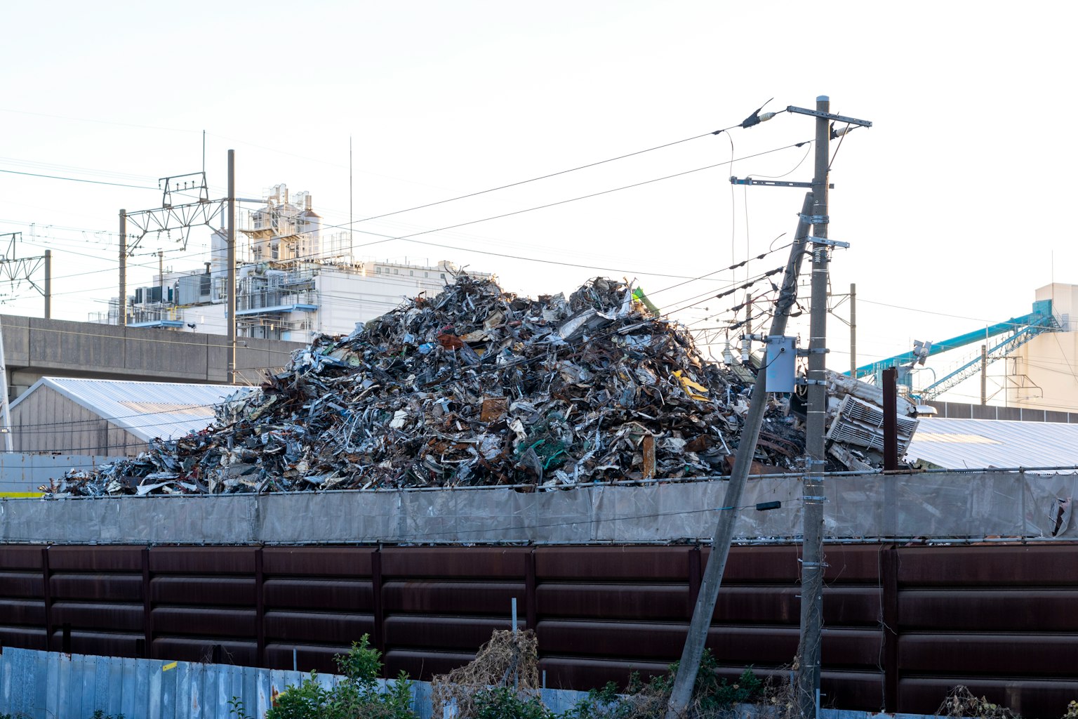 Una pila de desechos en un área industrial