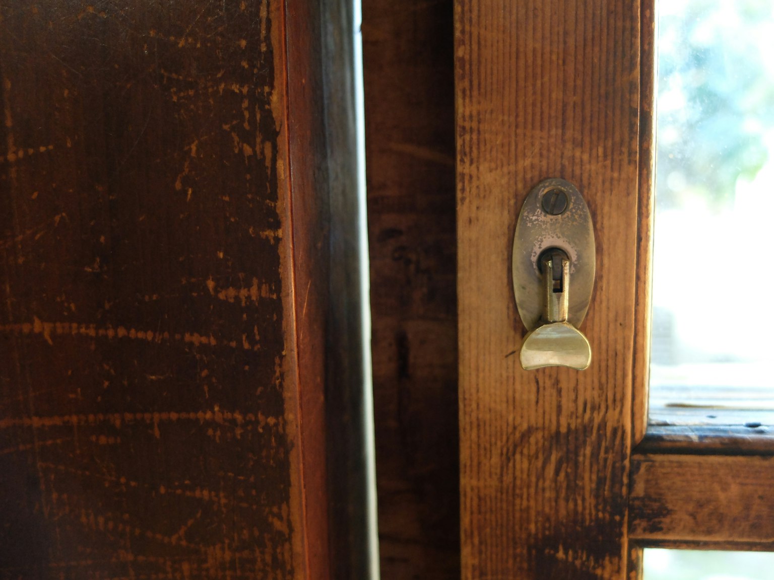Primo piano di una serratura e del foro della chiave di una porta in legno