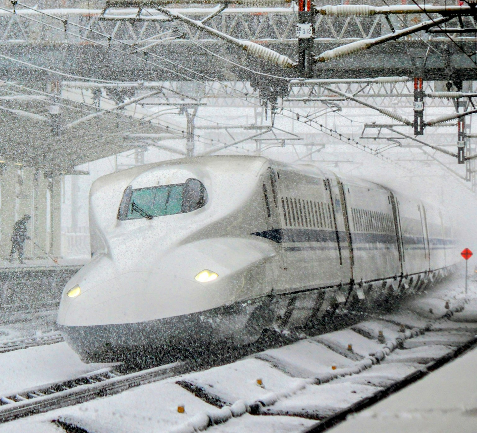 Tàu Shinkansen di chuyển trong tuyết rơi nặng