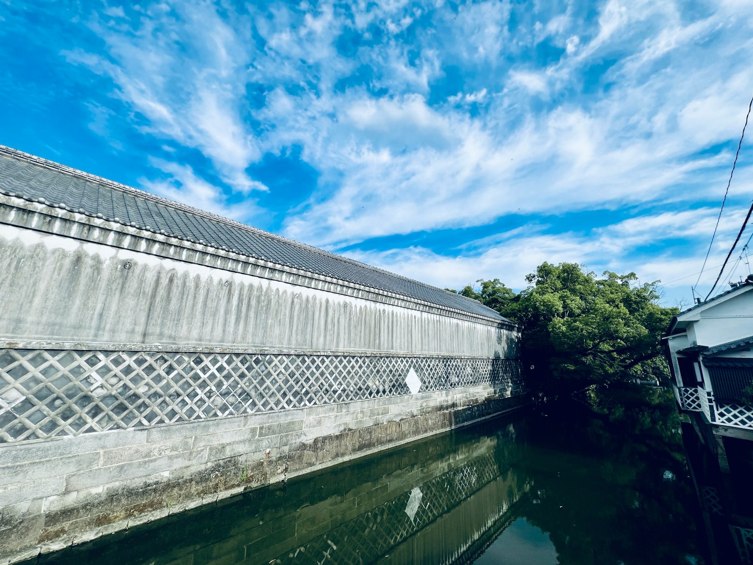 在藍天和白雲下，水道旁的老建築的景象