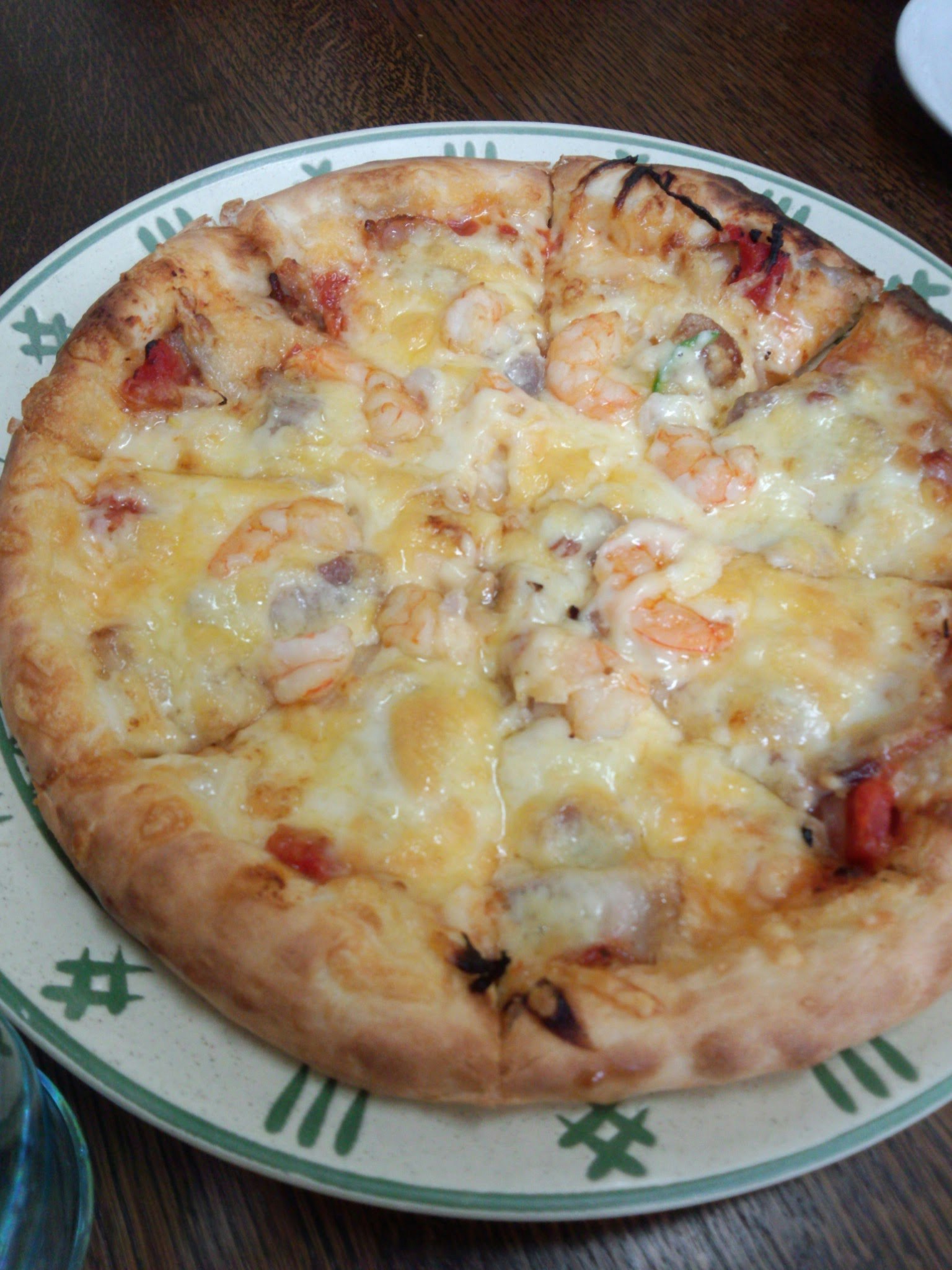 Pizza ngon trên đĩa trang trí