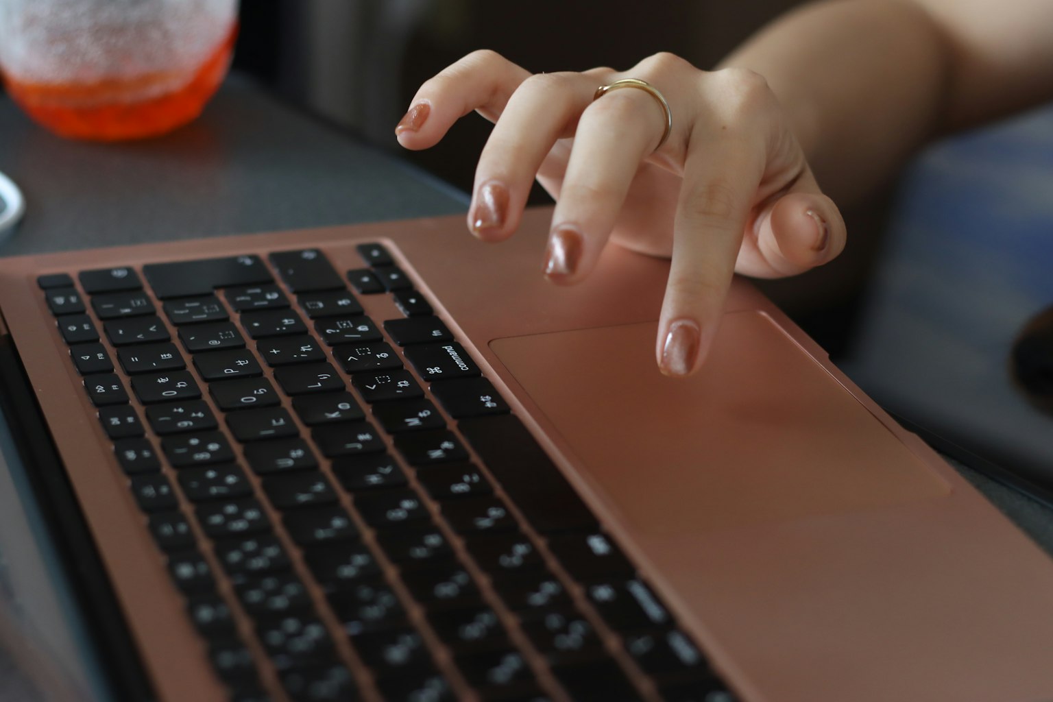 Una mano interactuando con un teclado de portátil