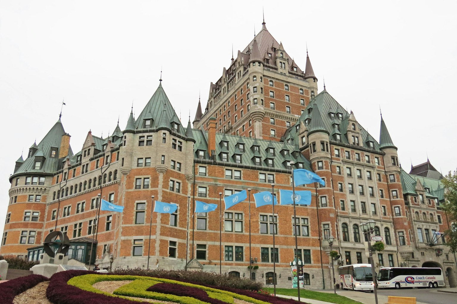 Eksterior megah Château Frontenac di Kota Quebec dengan menara dan bendera
