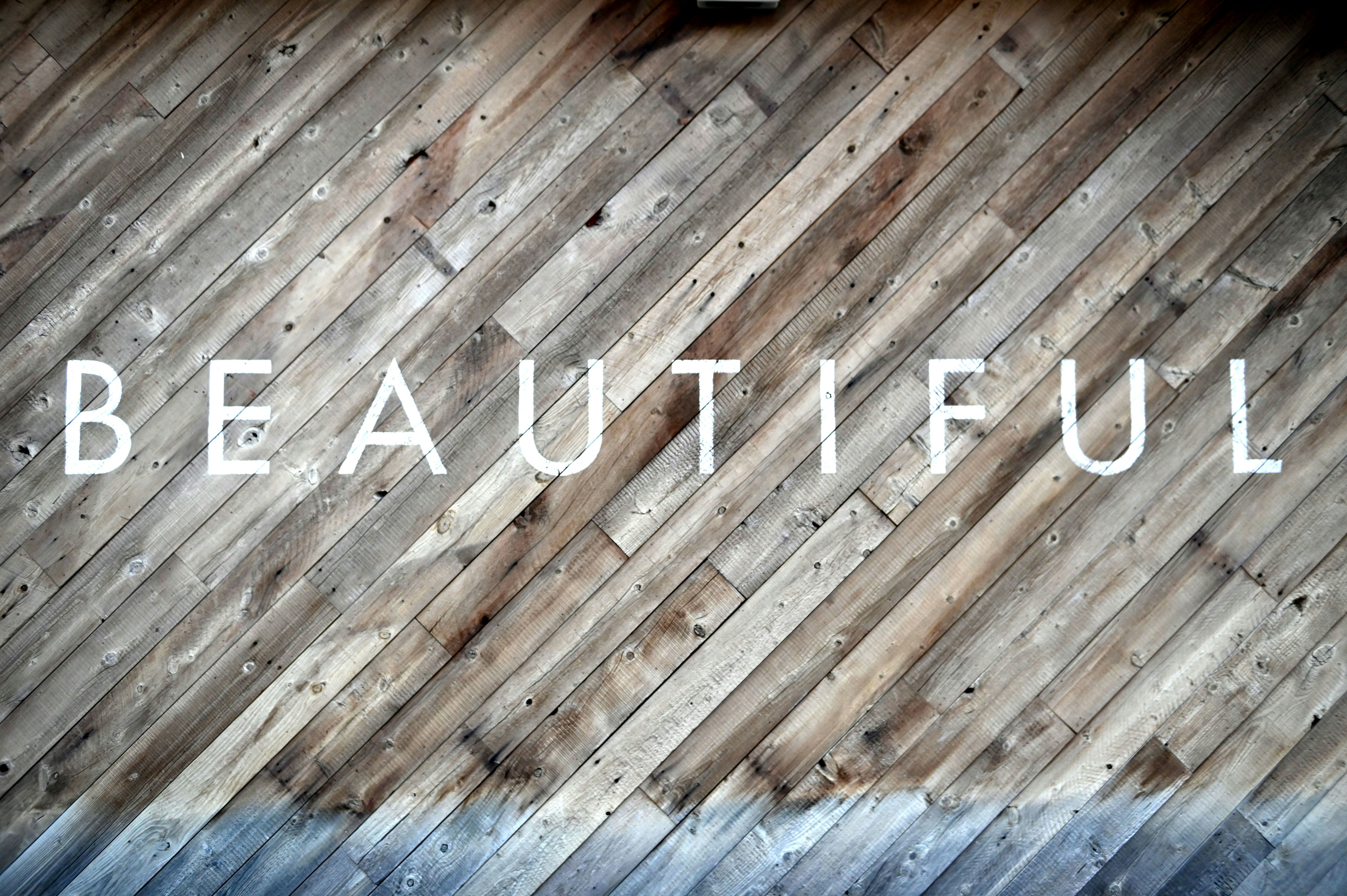 Bức tường ván gỗ có chữ “BEAUTIFUL”