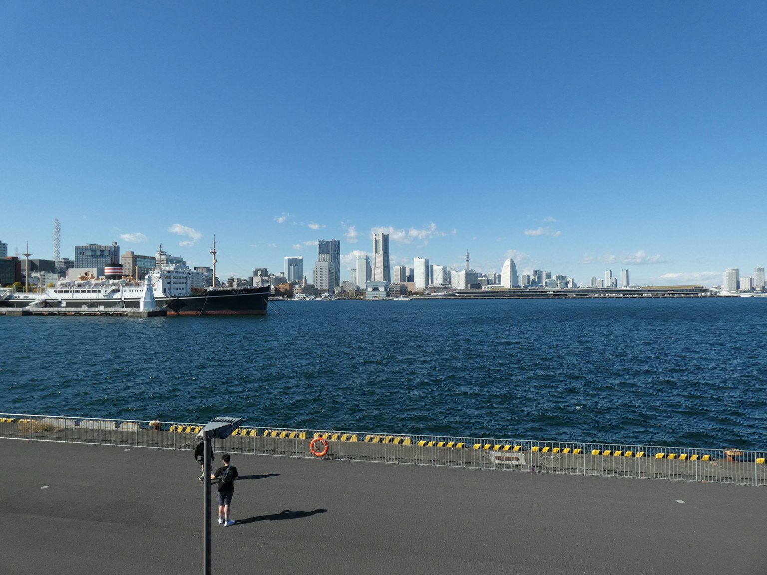 Vue maritime de Yokohama avec la ligne d'horizon et l'eau bleue
