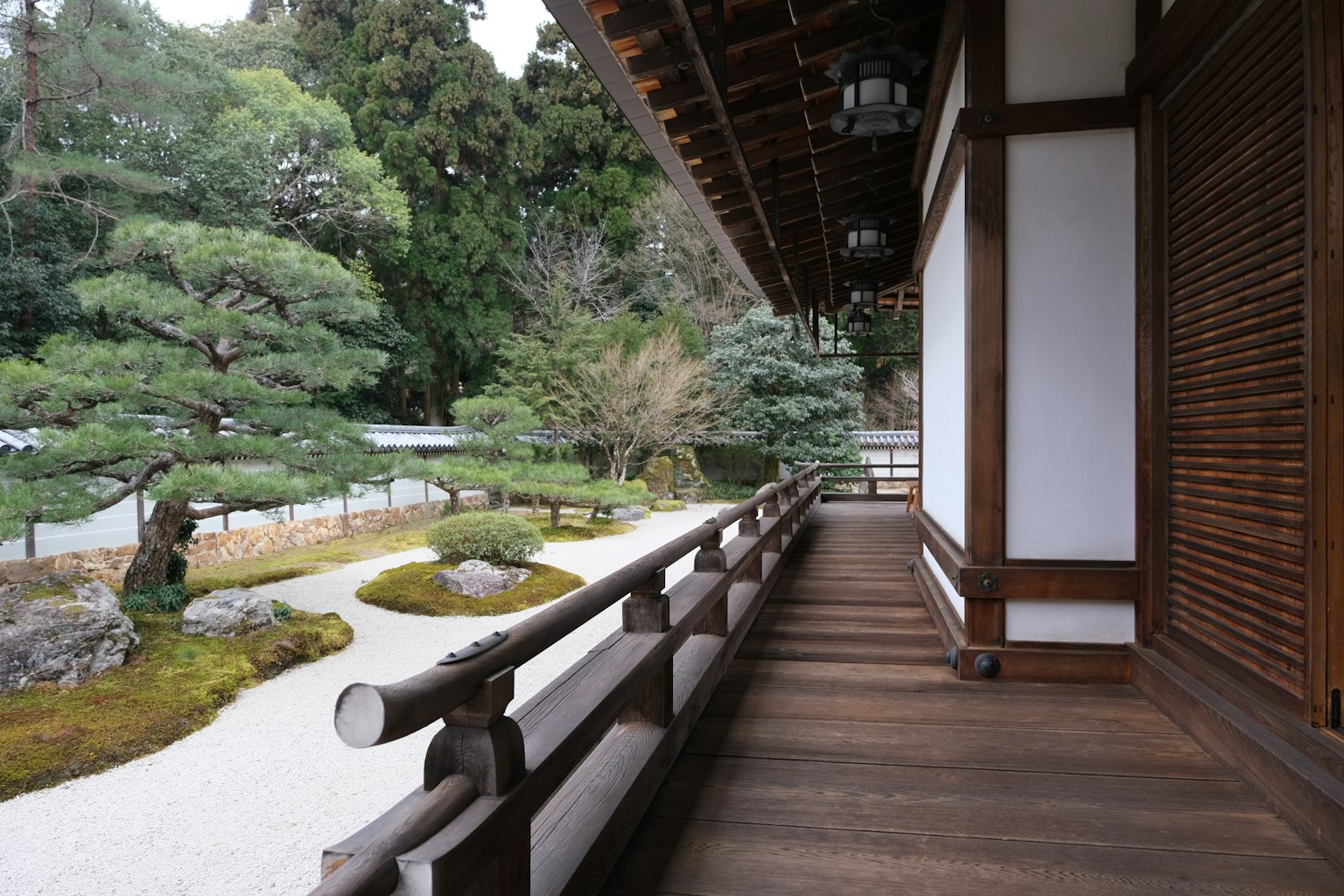 木质甲板俯瞰日本花园和传统建筑