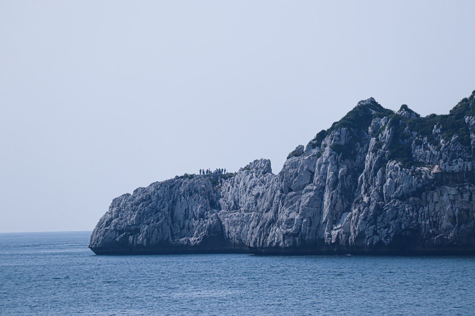 Vista escénica de acantilados rocosos junto al mar azul