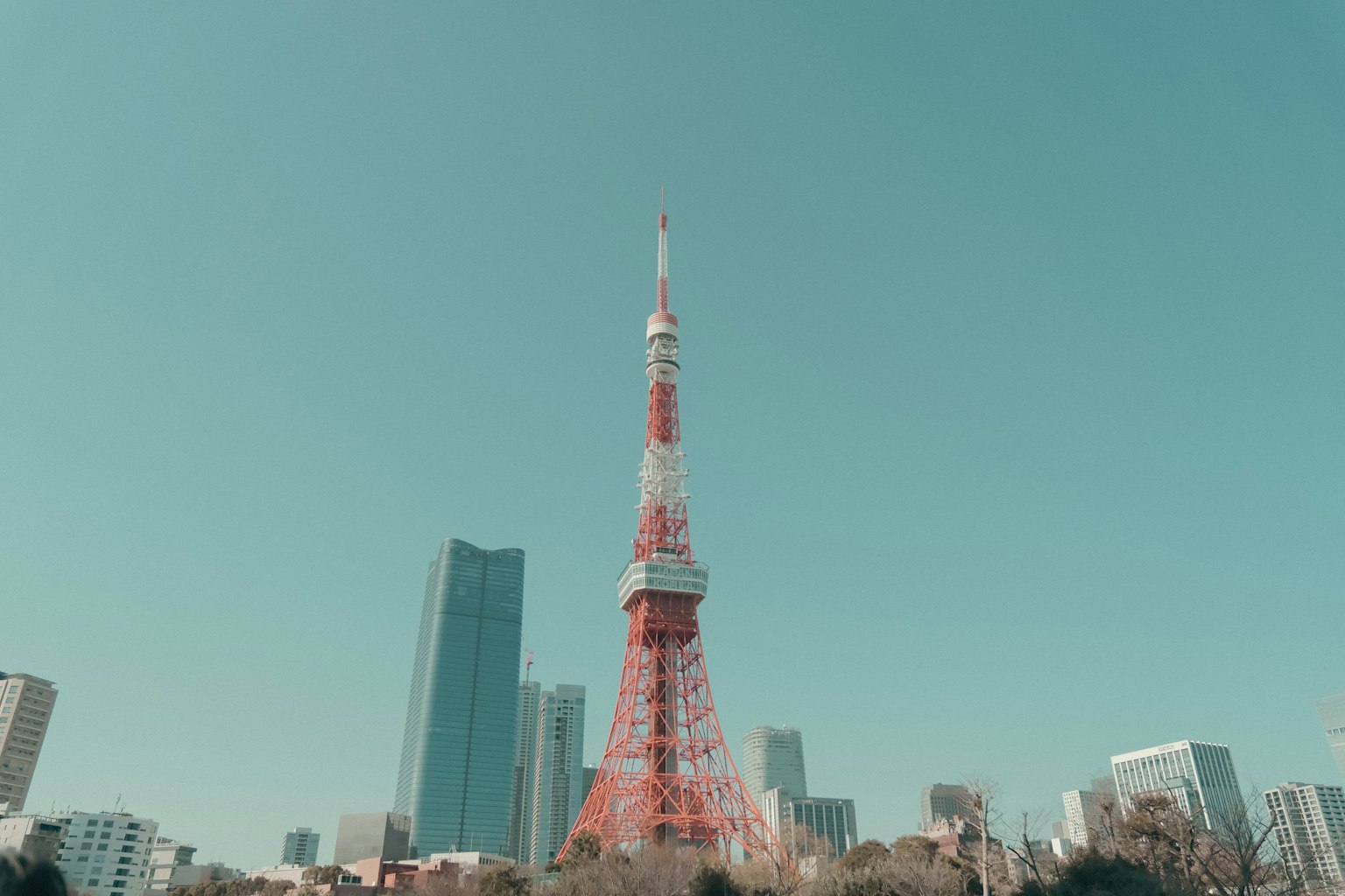 Menara Tokyo dengan gedung pencakar langit modern di latar belakang