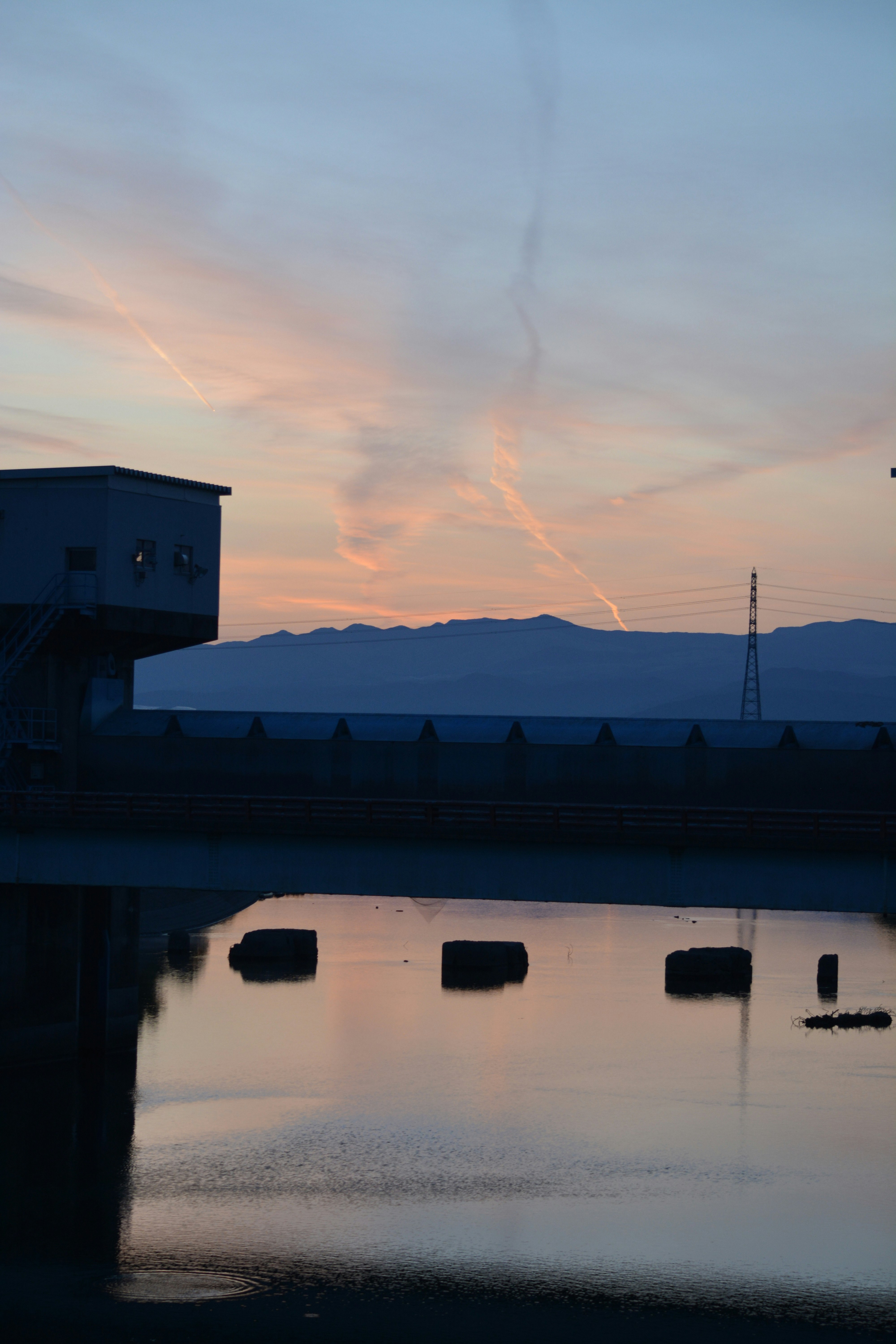 reflets de montagnes sur un lac au crépuscule