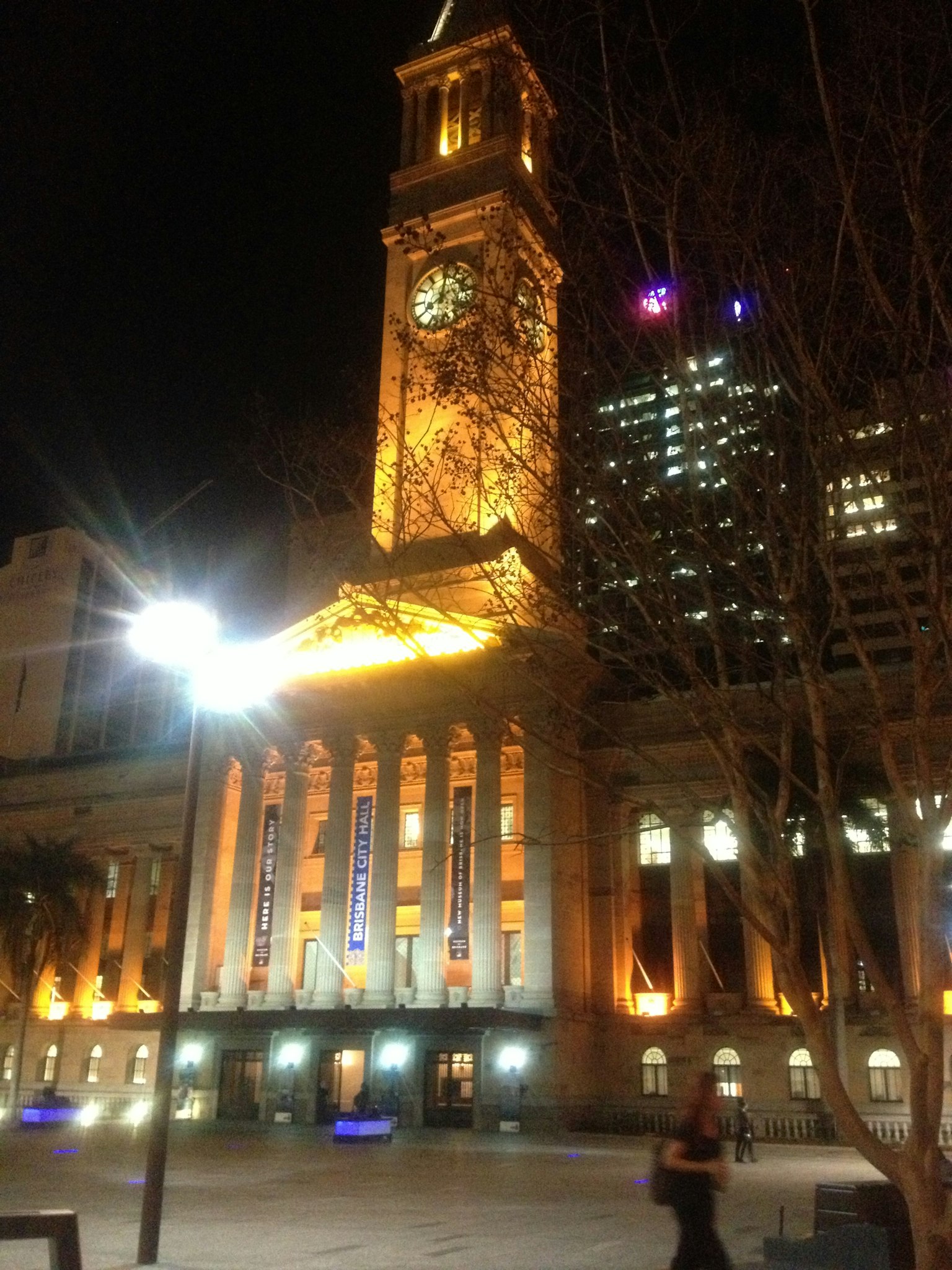 Hôtel de ville de Brisbane illuminé la nuit avec la tour de l'horloge