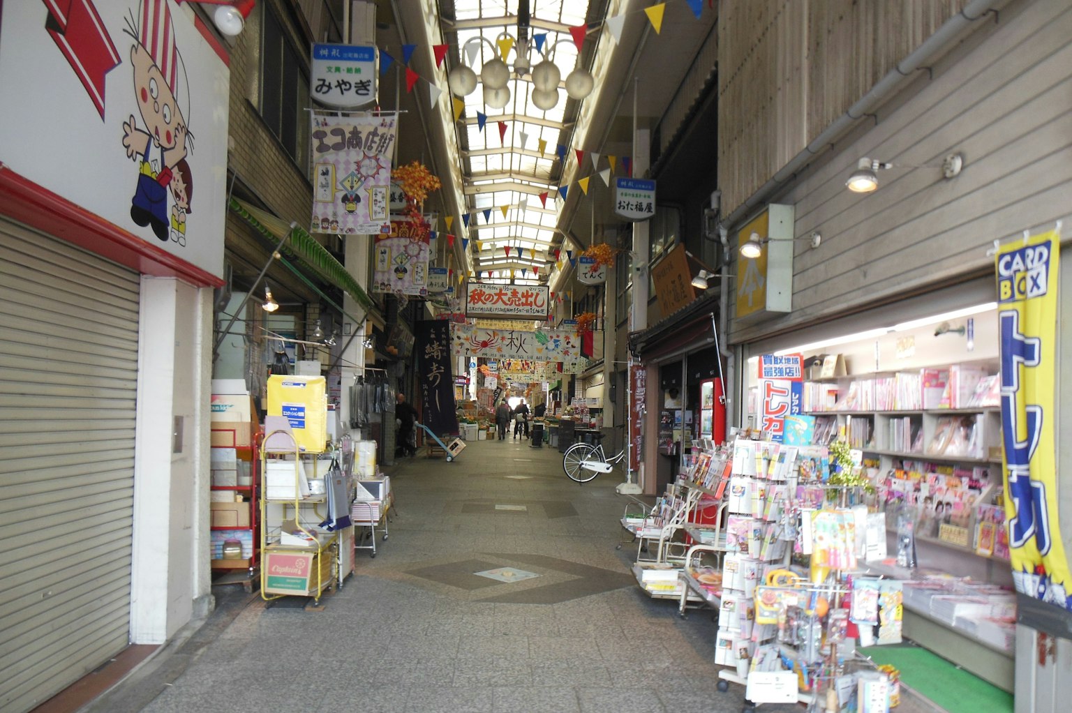Una calle comercial tranquila con escaparates y luces brillantes