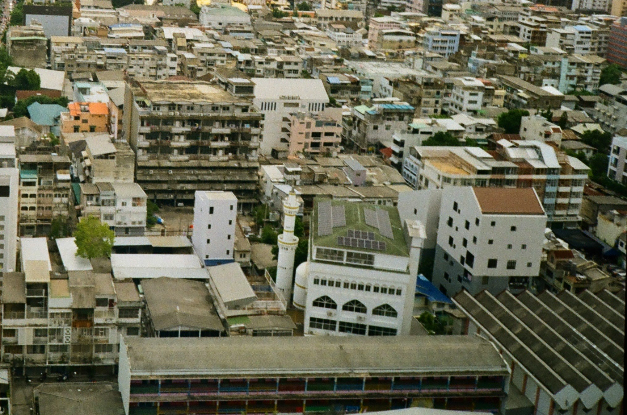 密集した住宅街の上空から見た都市景観