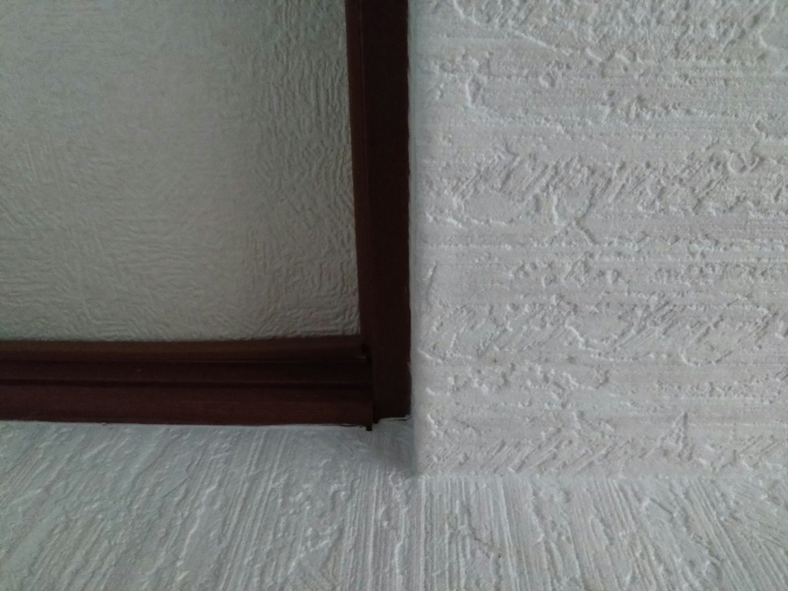 Giao điểm giữa tường trắng có kết cấu và khung nâu