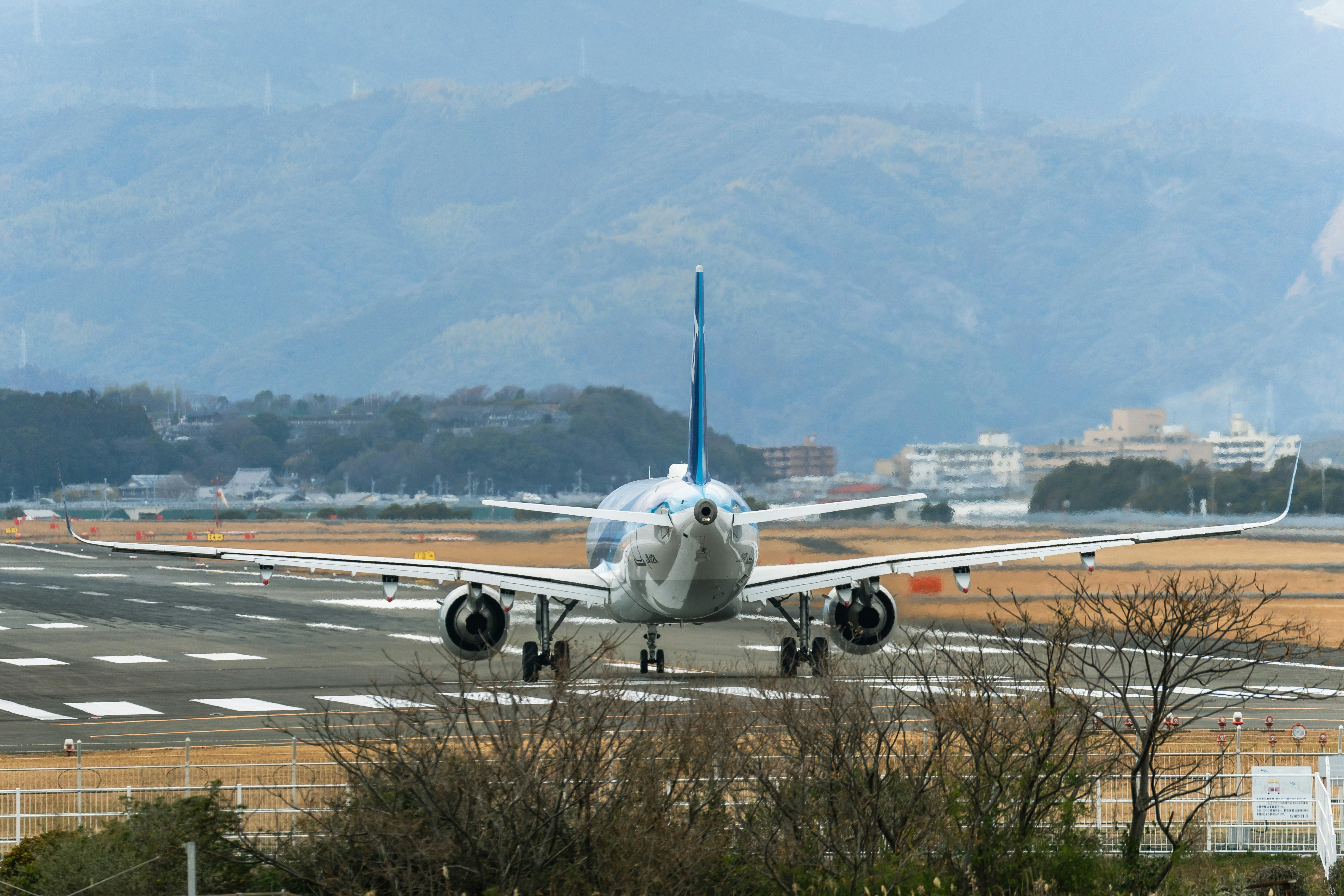 跑道上客機的正面視角