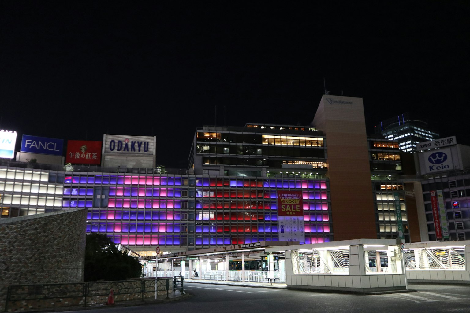 夜間亮起霓虹燈的多彩建築外觀