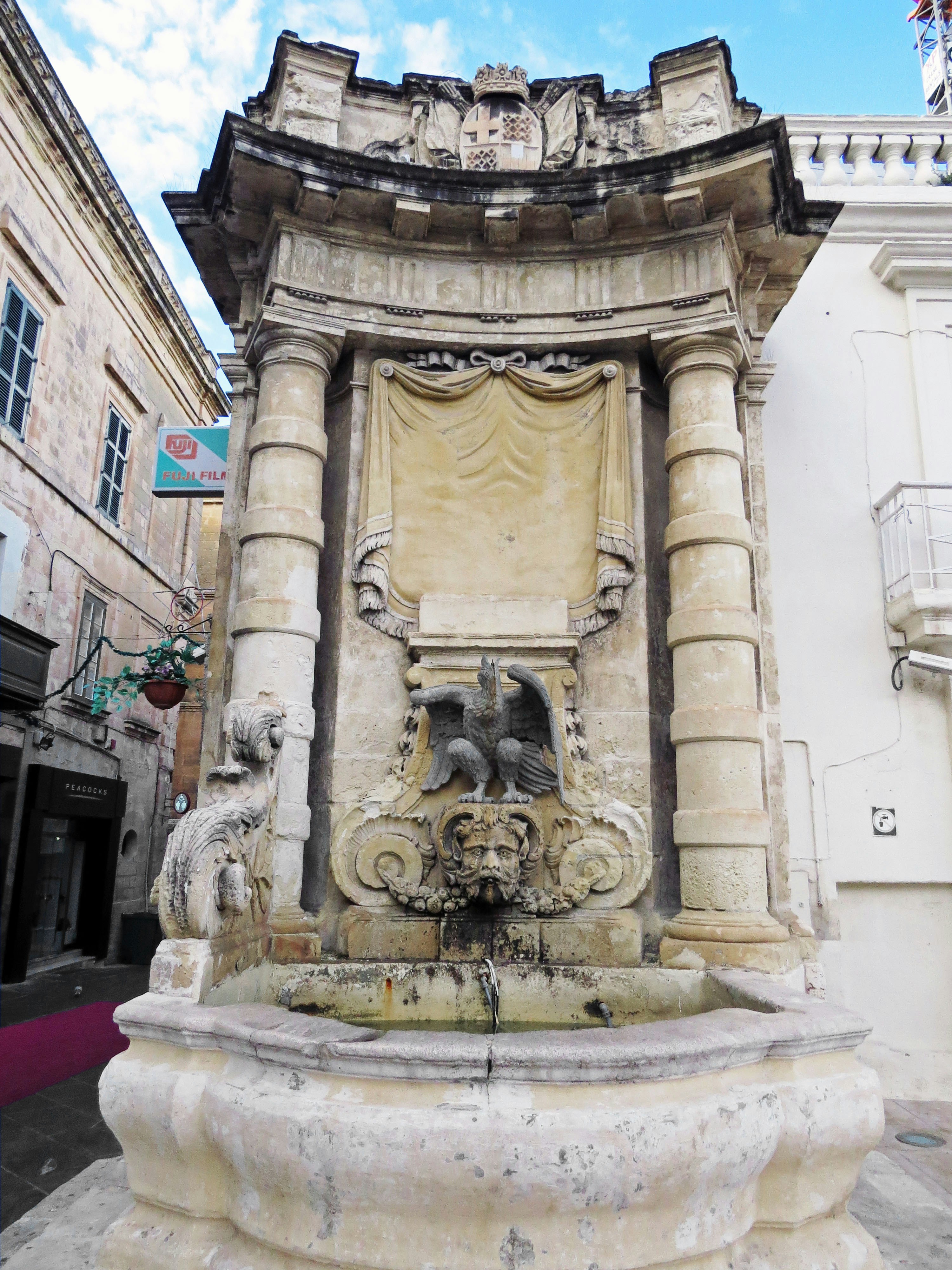 Belle fontaine en pierre avec une sculpture de lion et un design décoratif