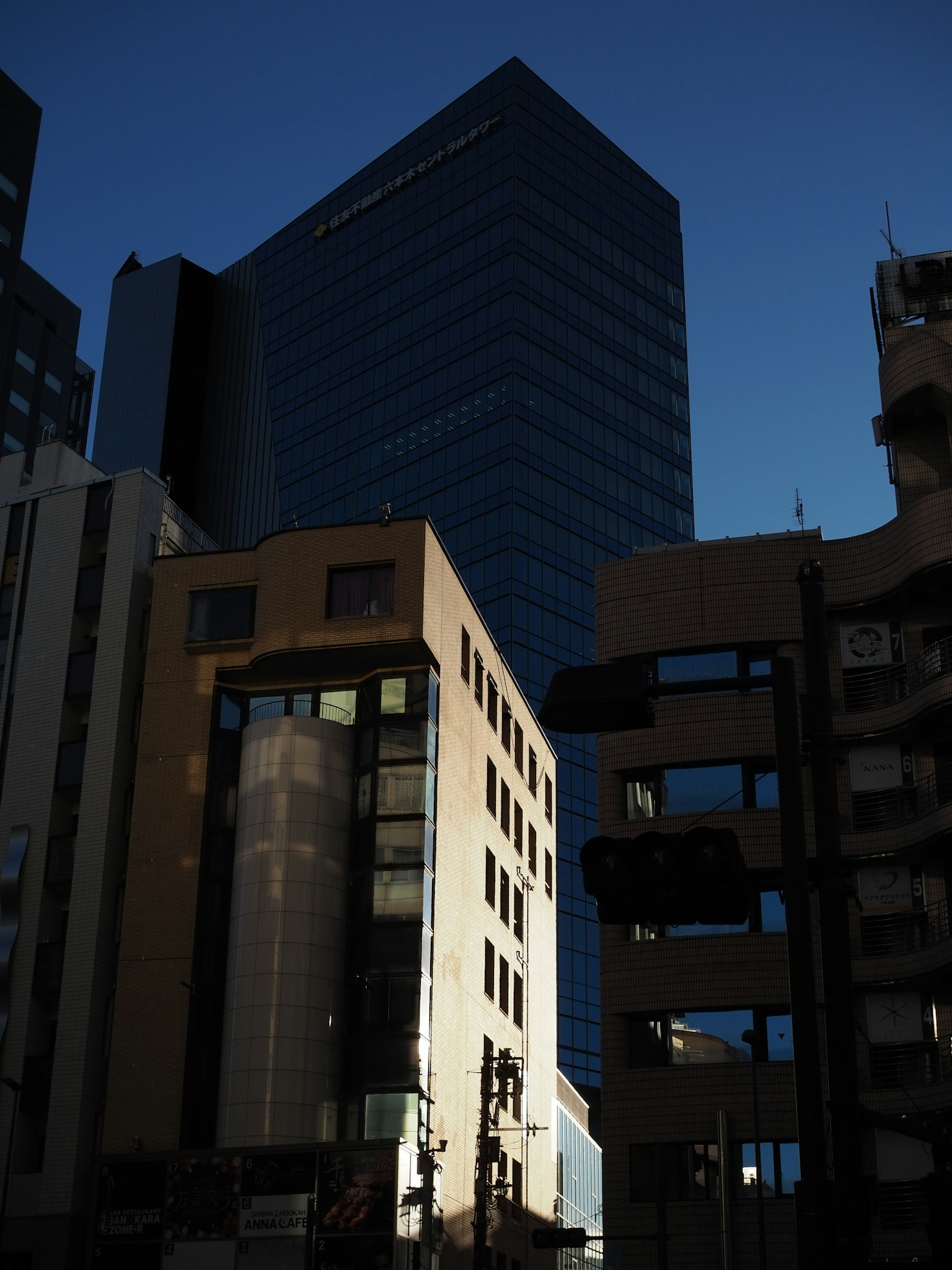 城市风景展现摩天大楼的阴影与光线对比