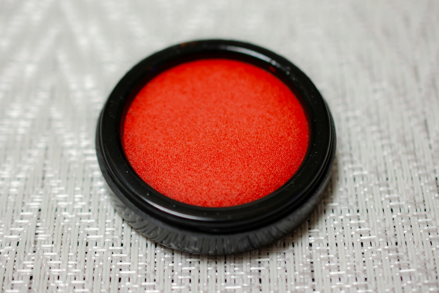 黑色容器中的红色粉末化妆品