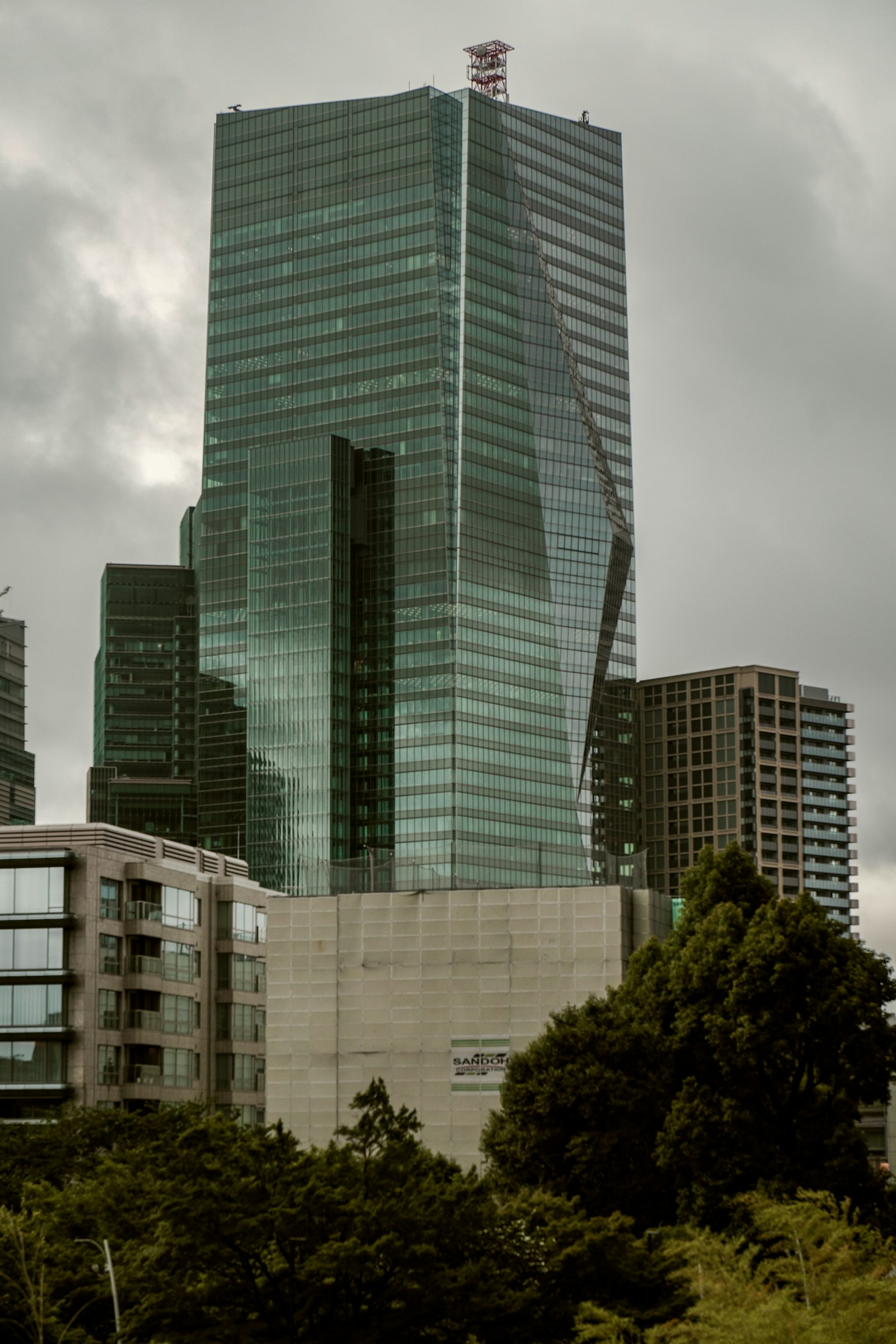 高層玻璃摩天大樓與周圍建築和綠化