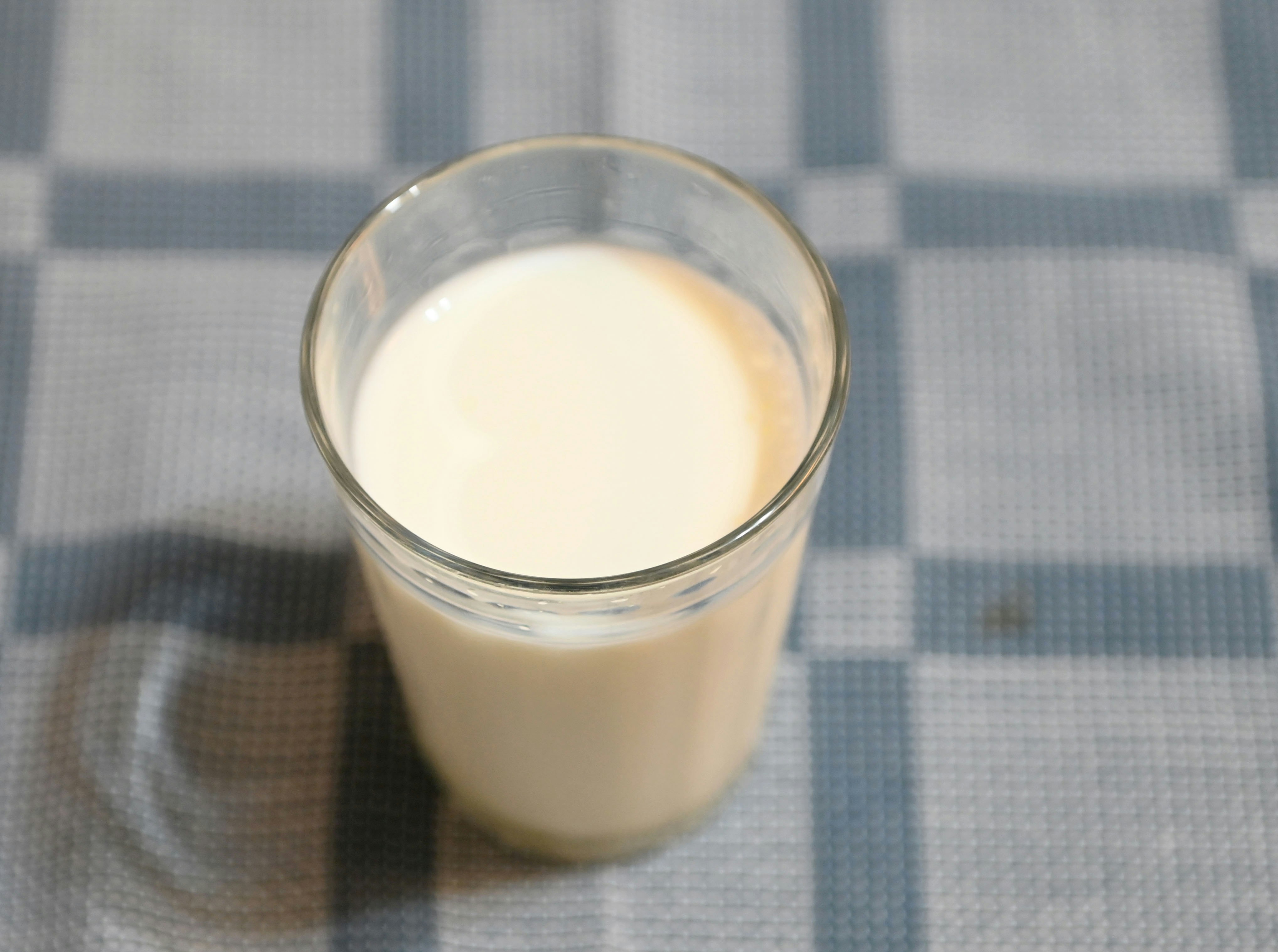 gelas berisi minuman seperti susu