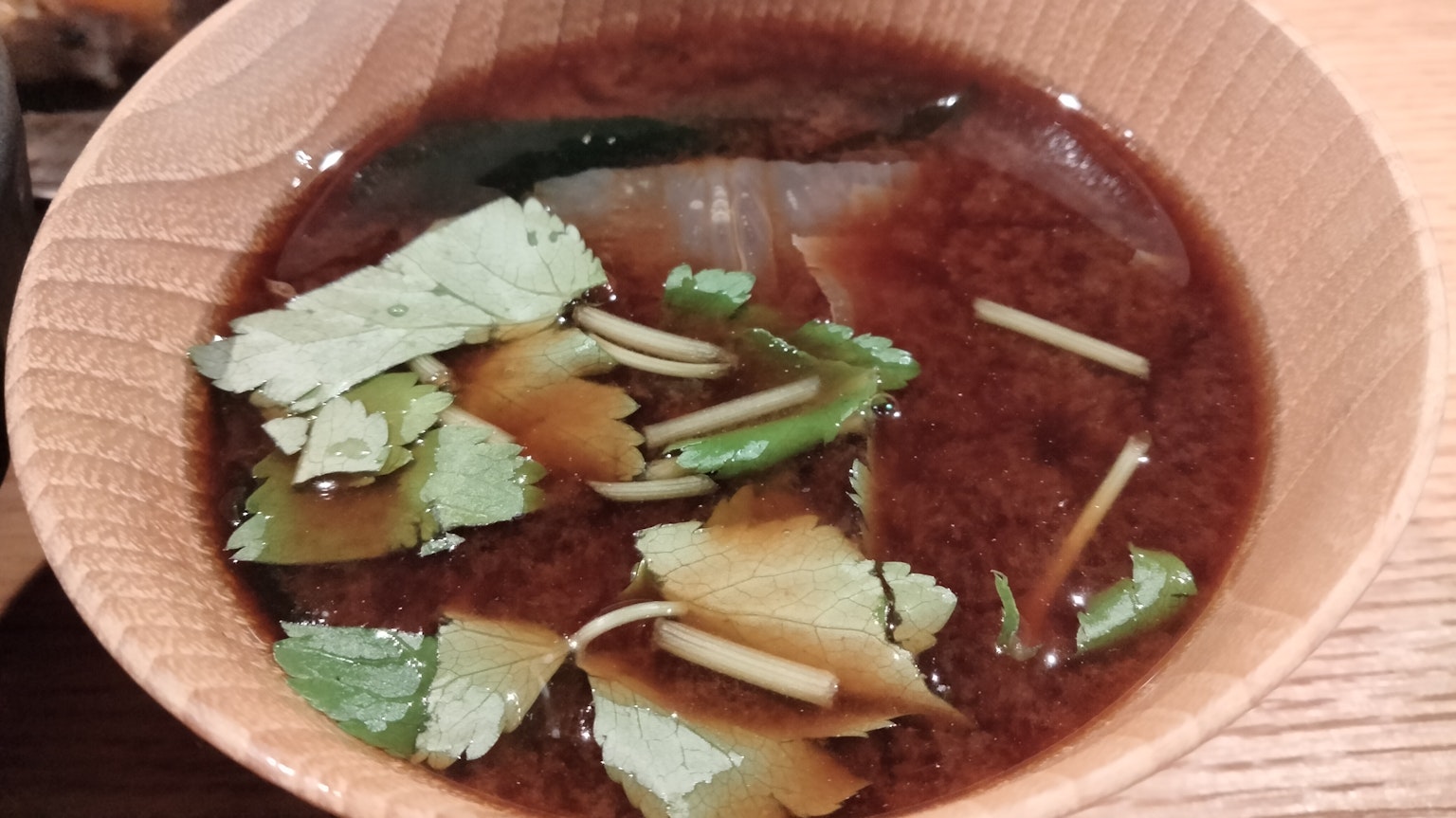 Una zuppa saporita con erbe fresche e fette di zenzero sopra