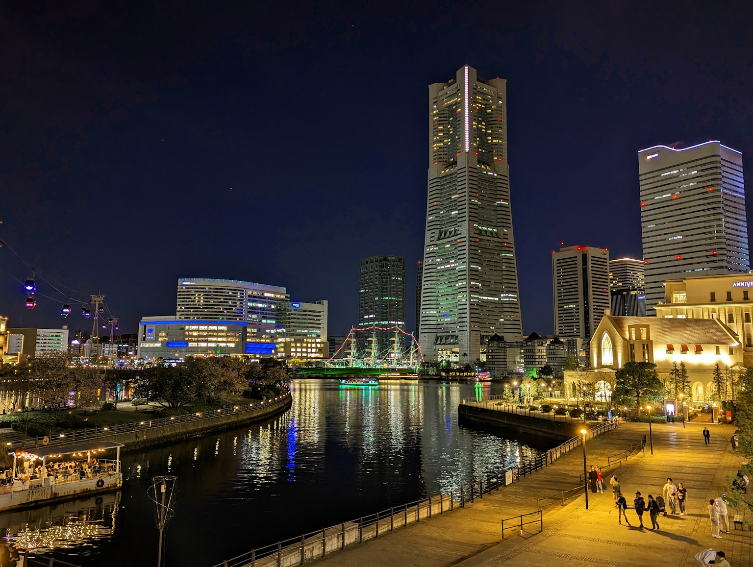 横滨夜景，带有灯光的建筑和海滨