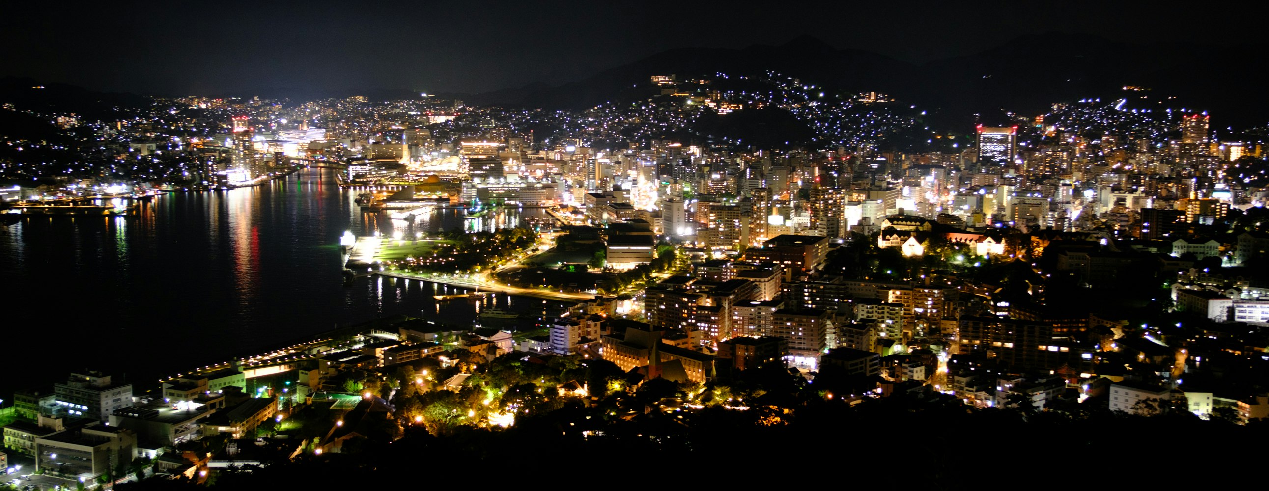 pemandangan malam Nagasaki dengan lampu pelabuhan dari atas