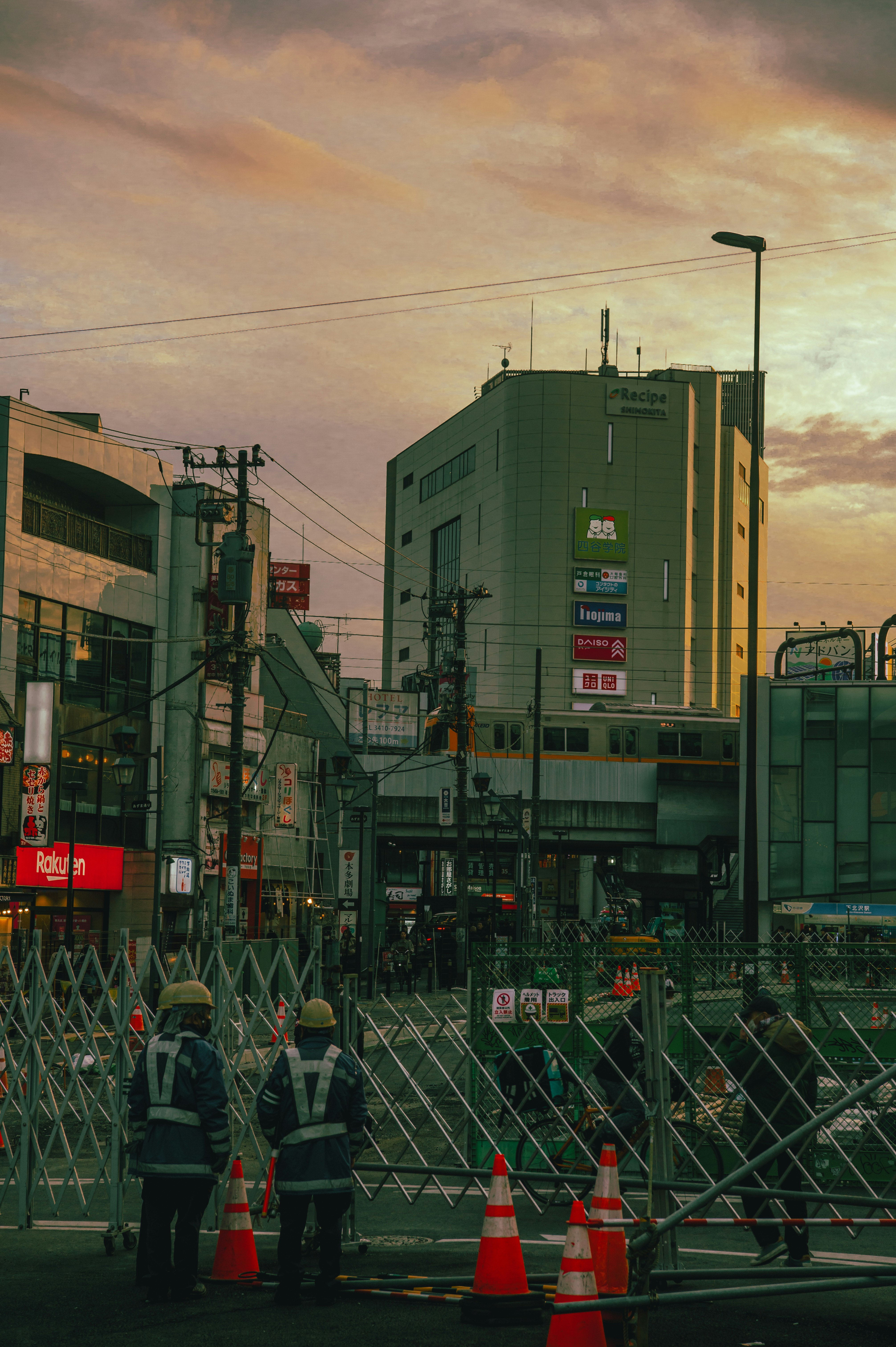 夕焼けの下北沢の工事フェンスと街並み