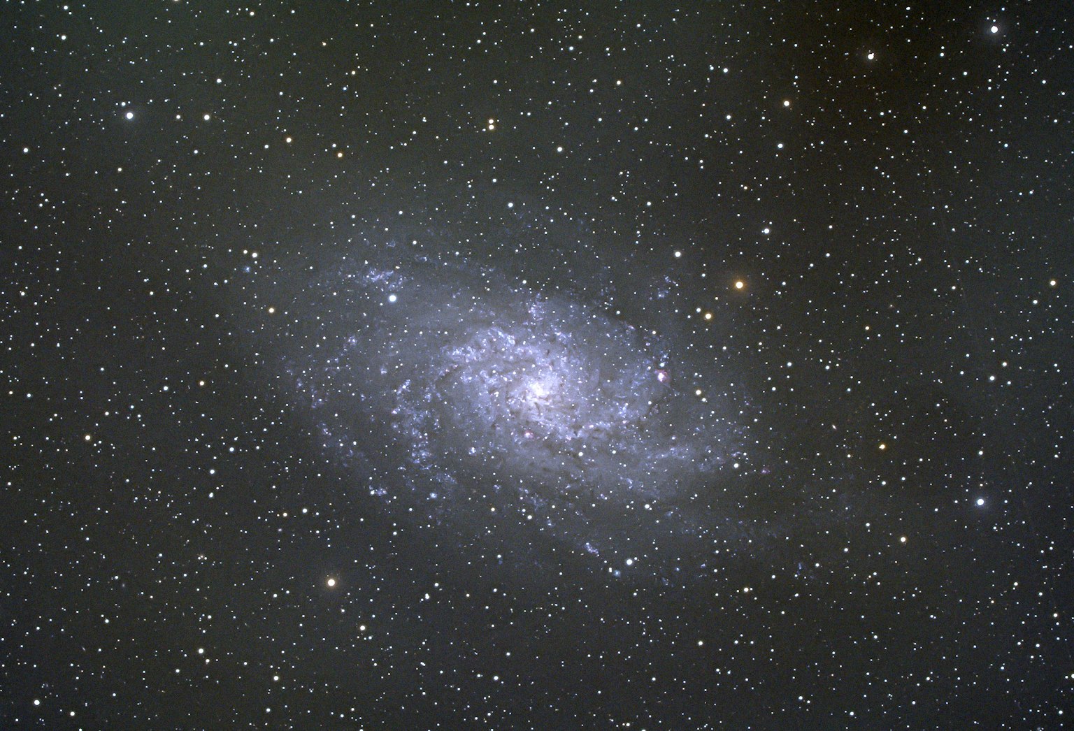 星空背景下的星系图像，发出辐射状的银光