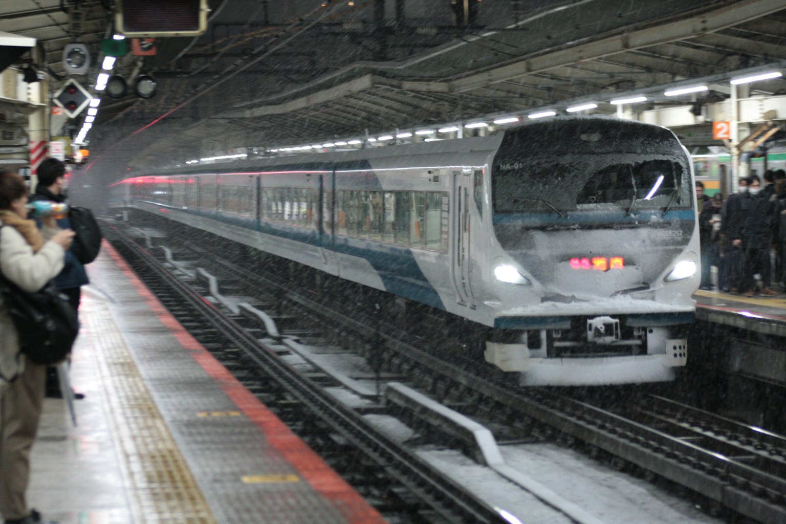 Tàu Shinkansen đến ga với hành khách