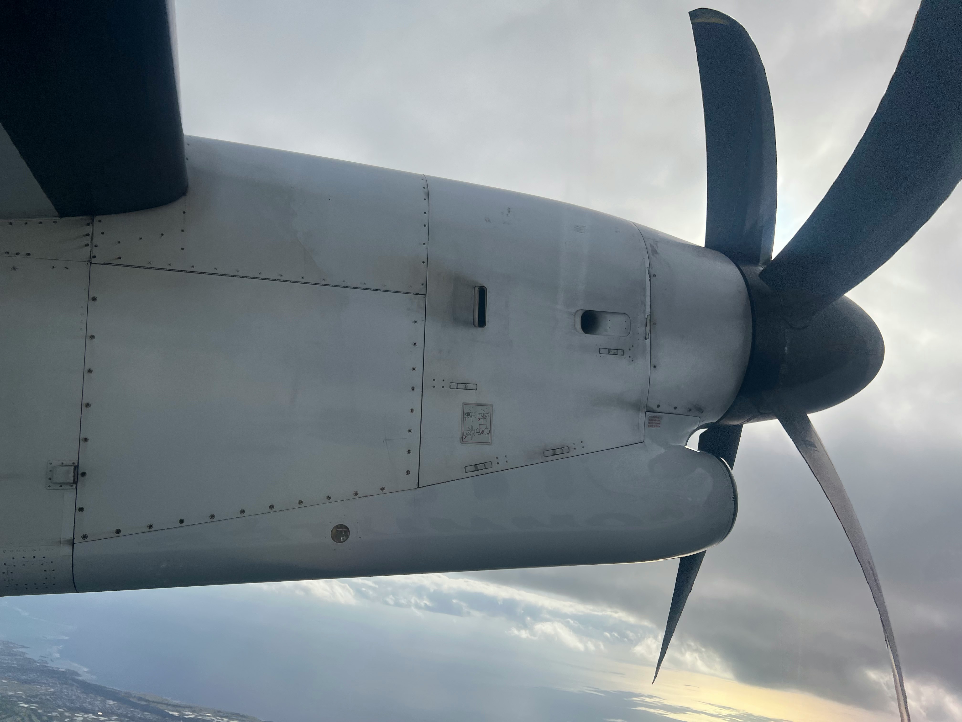 天空中的飛機機身與螺旋槳
