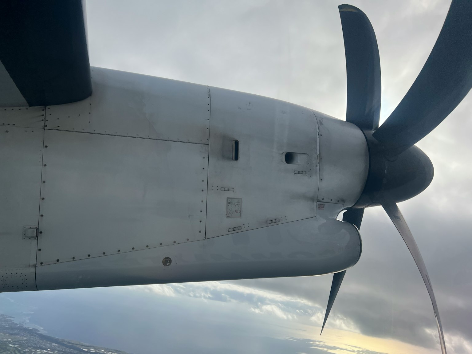 Nahaufnahme eines Flugzeugpropellers und Motorenseite