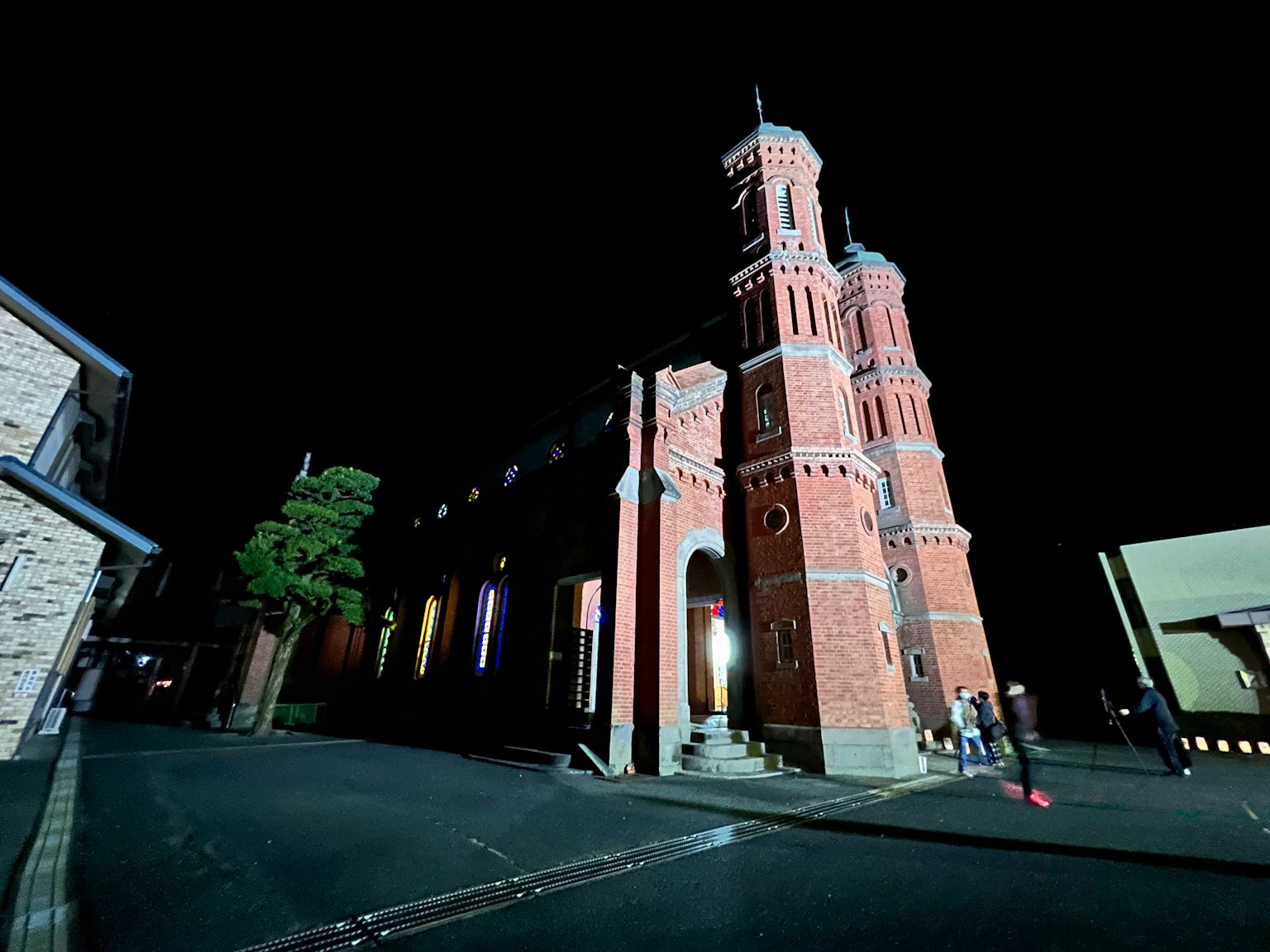 Pemandangan malam gedung bata merah dengan menara