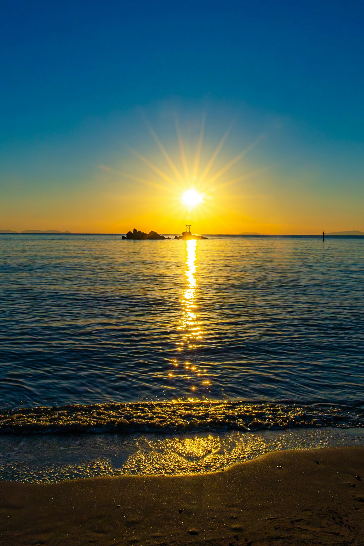 Beautiful sunset reflecting on the ocean