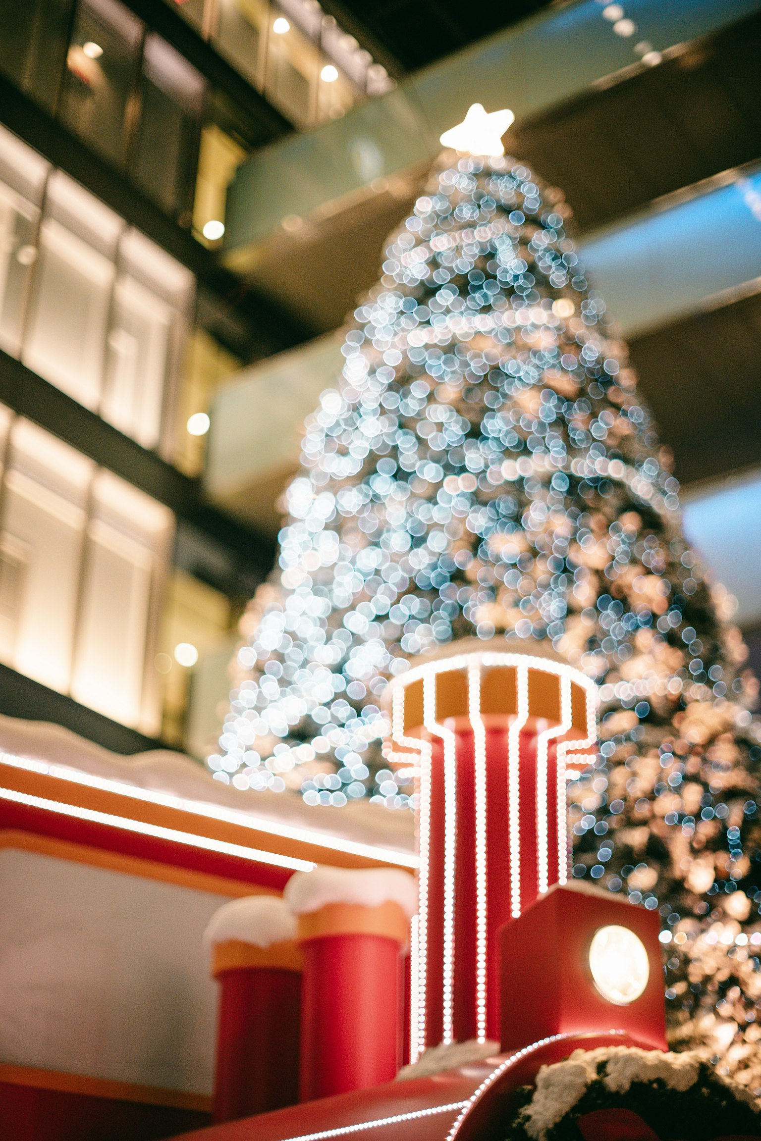 Dekorative Anzeige mit einem Weihnachtsbaum und einem roten Zug