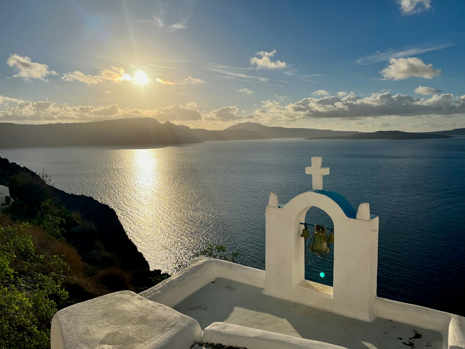 Cảnh biển tuyệt đẹp và ánh nắng rực rỡ ở Santorini với nhà thờ trắng nổi bật