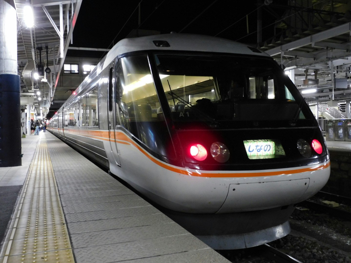 高架下の駅ホームで停車する新幹線の車両
