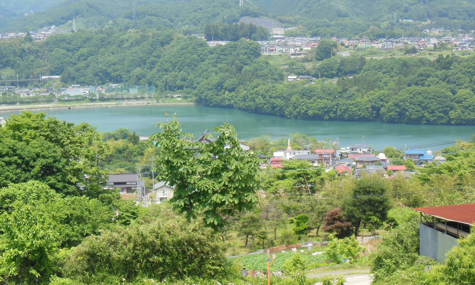 Malersicher Blick auf einen Fluss, umgeben von üppigen grünen Bergen