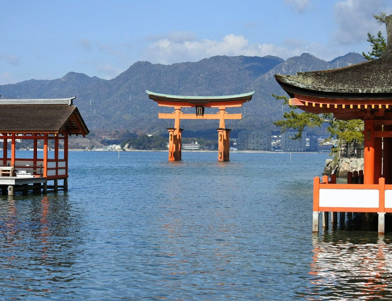 Schöne Aussicht auf das Torii am Itsukushima-Schrein, das im Wasser steht
